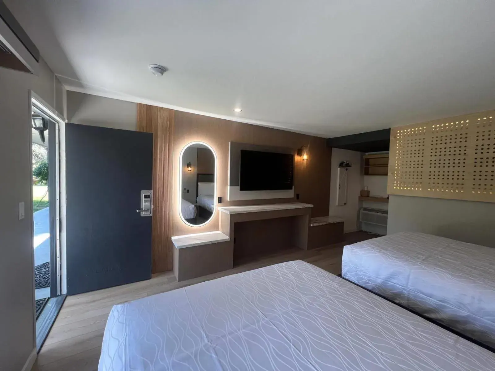 Bedroom, Bed in Lamp Liter Inn Visalia, an Ascend Collection Hotel Bedroom, Bed in Lamp Liter Inn Visalia, an Ascend Collection Hotel