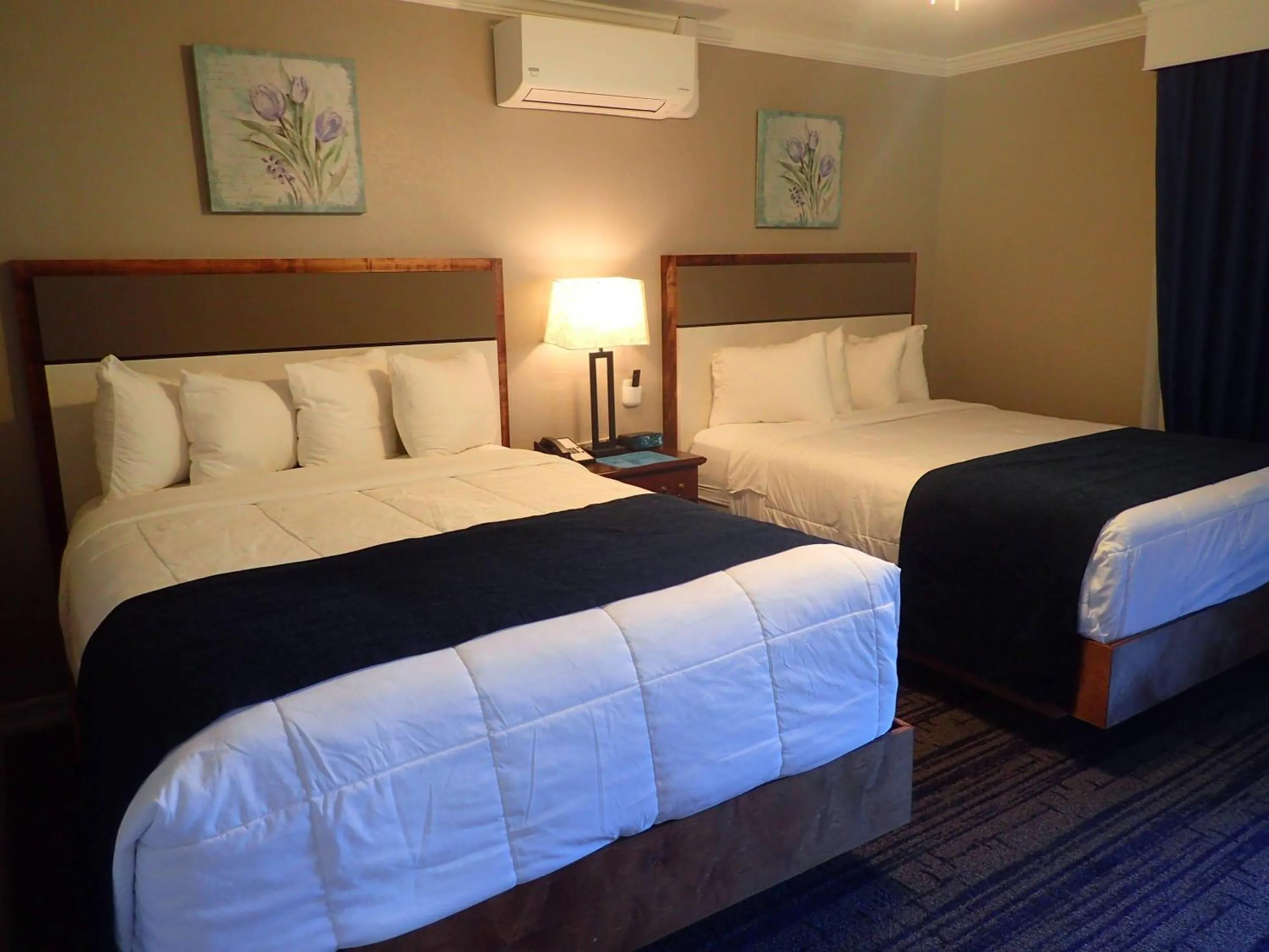 Bedroom, Bed in Lamp Liter Inn Visalia, an Ascend Collection Hotel