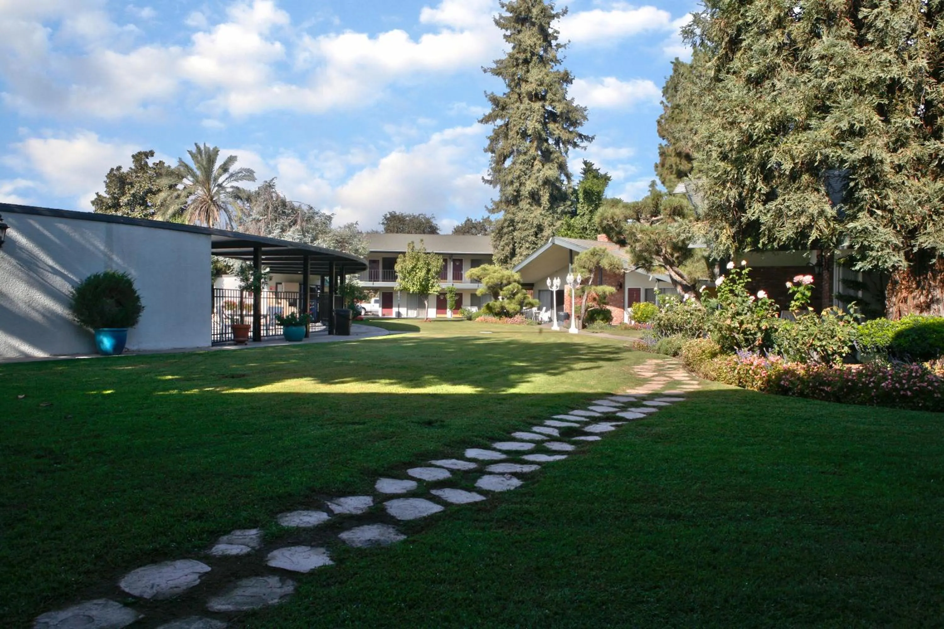 Garden in Lamp Liter Inn