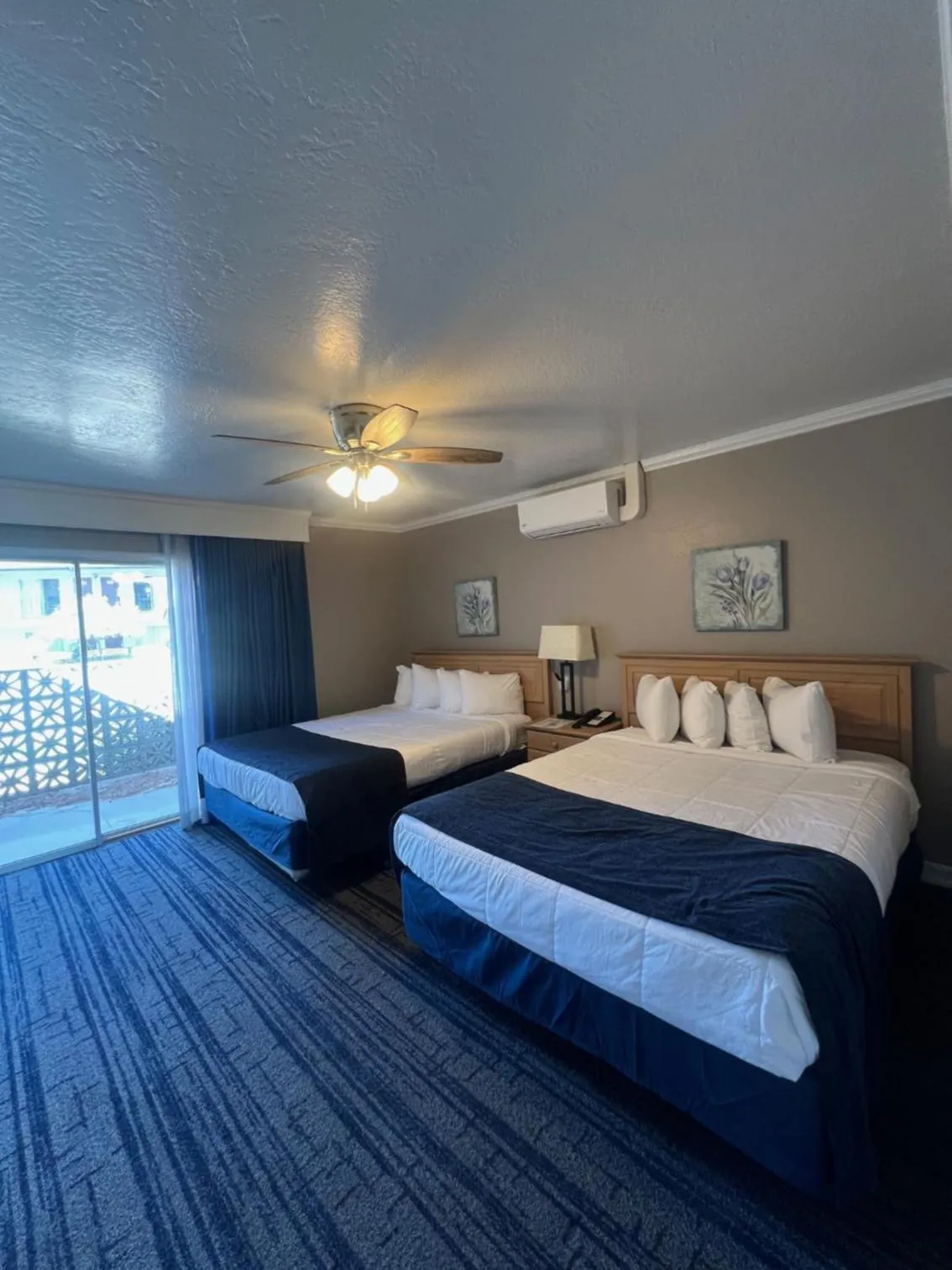 Bed in Lamp Liter Inn