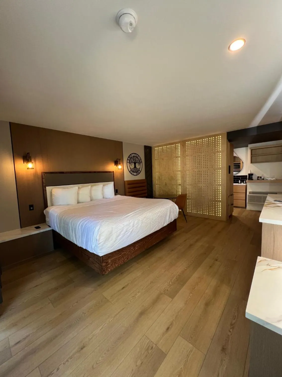 Photo of the whole room, Bed in Lamp Liter Inn