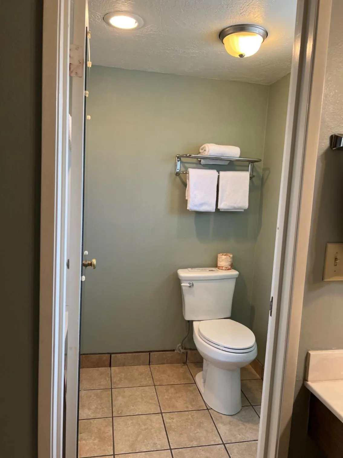 Toilet in Lamp Liter Inn