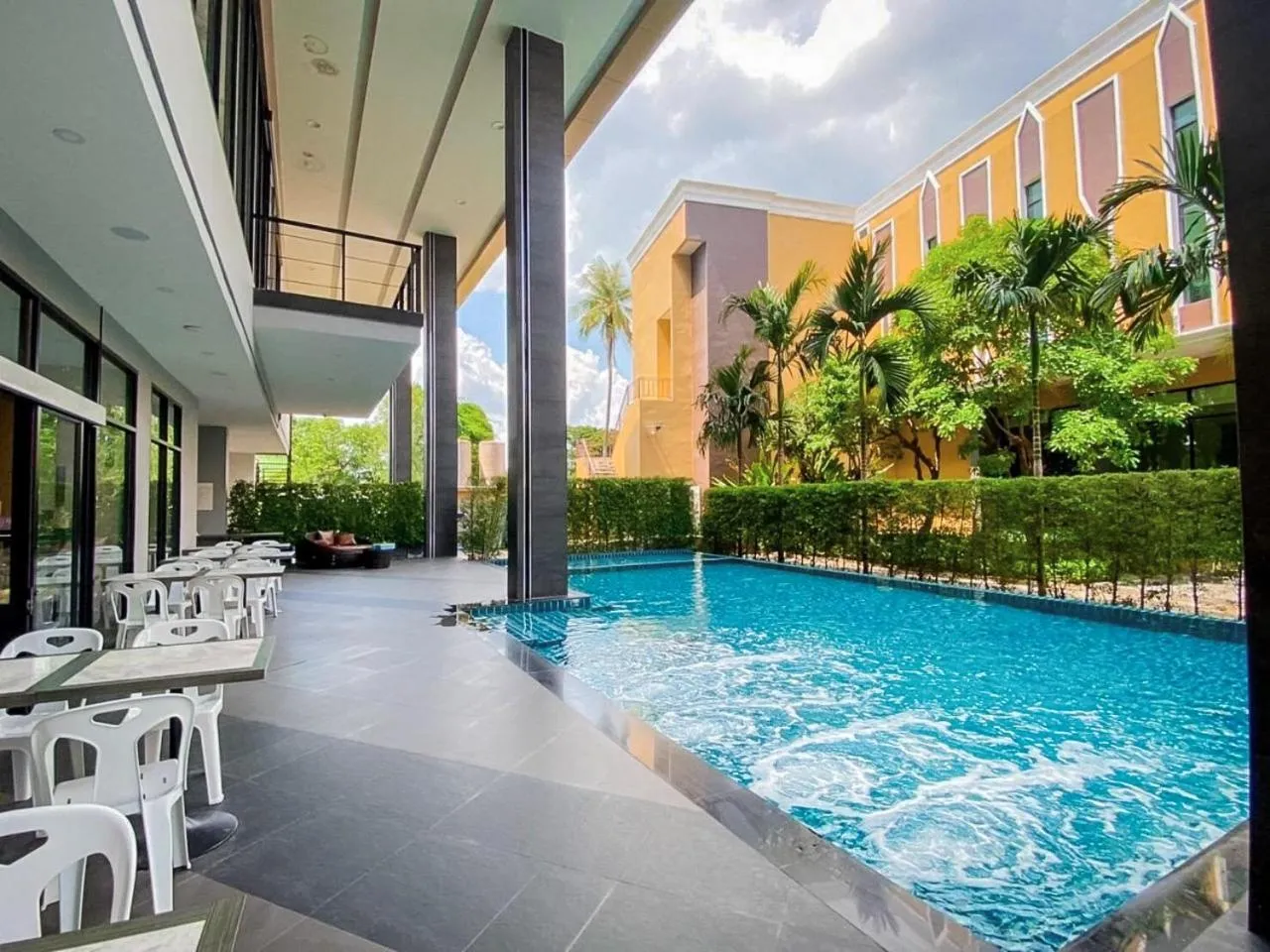 Swimming pool in Srilamduan Hotel