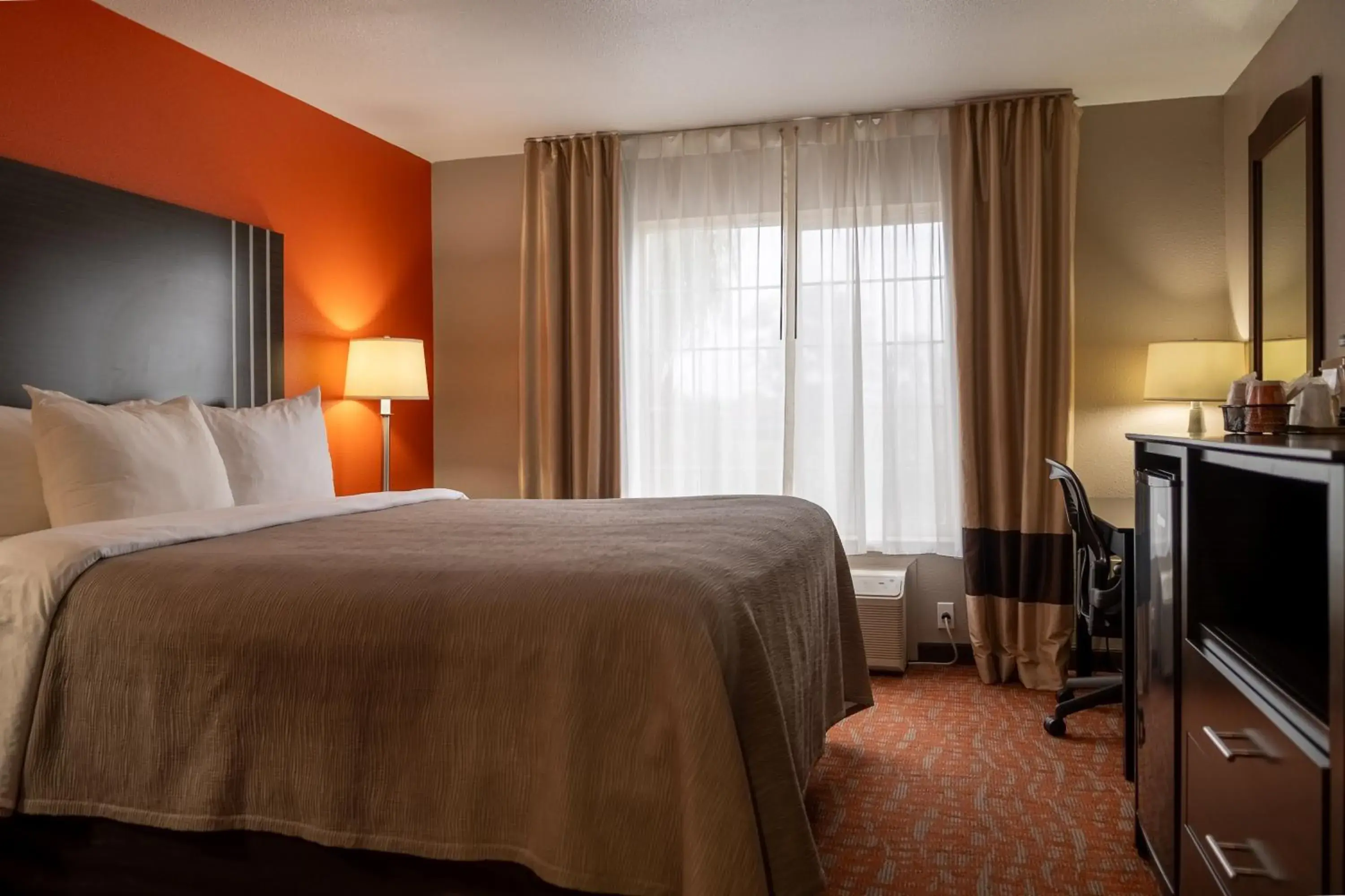 Bed in Quality Inn & Suites Fresno Northwest Bed in Quality Inn & Suites Fresno Northwest