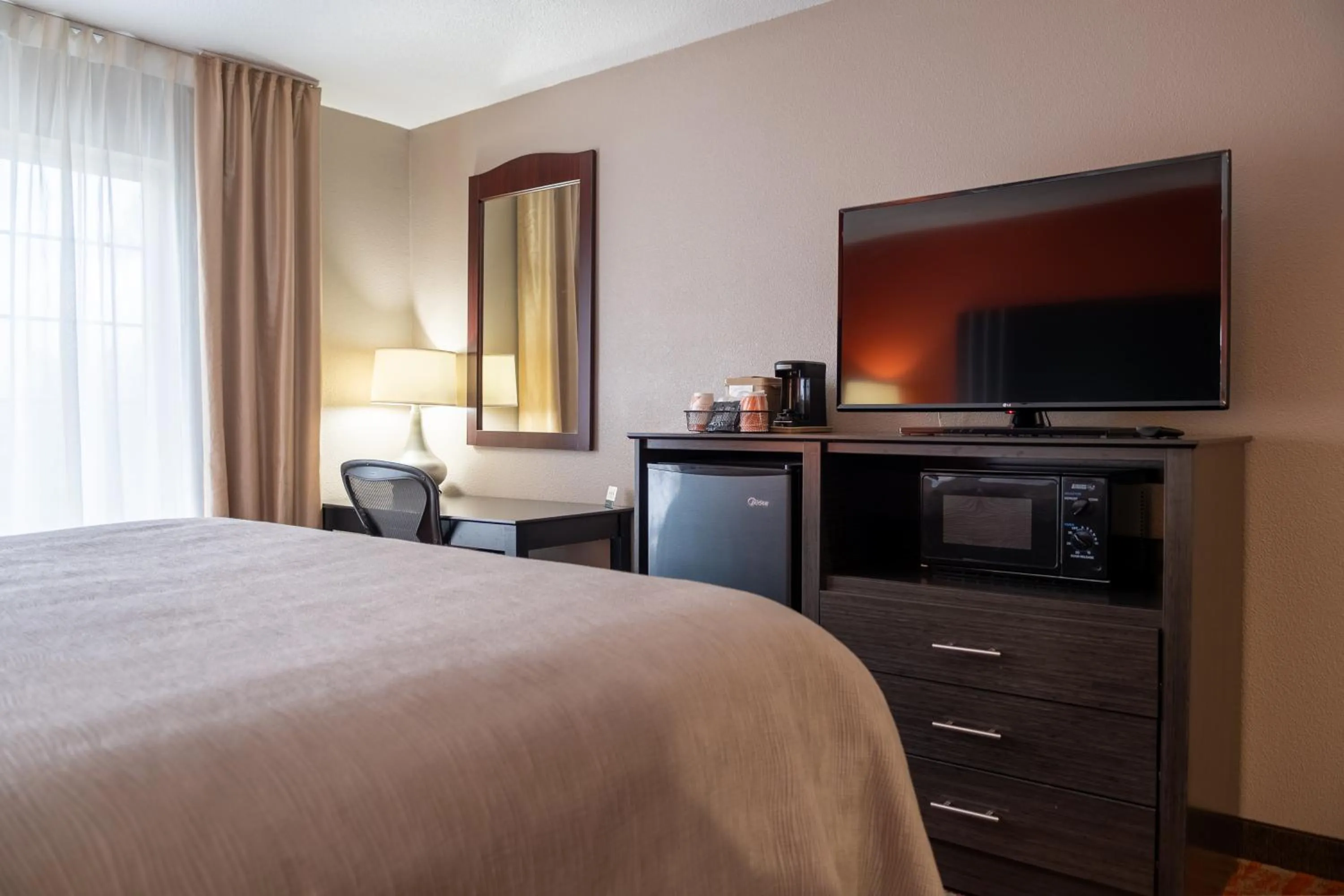 Bed in Quality Inn & Suites Fresno Northwest