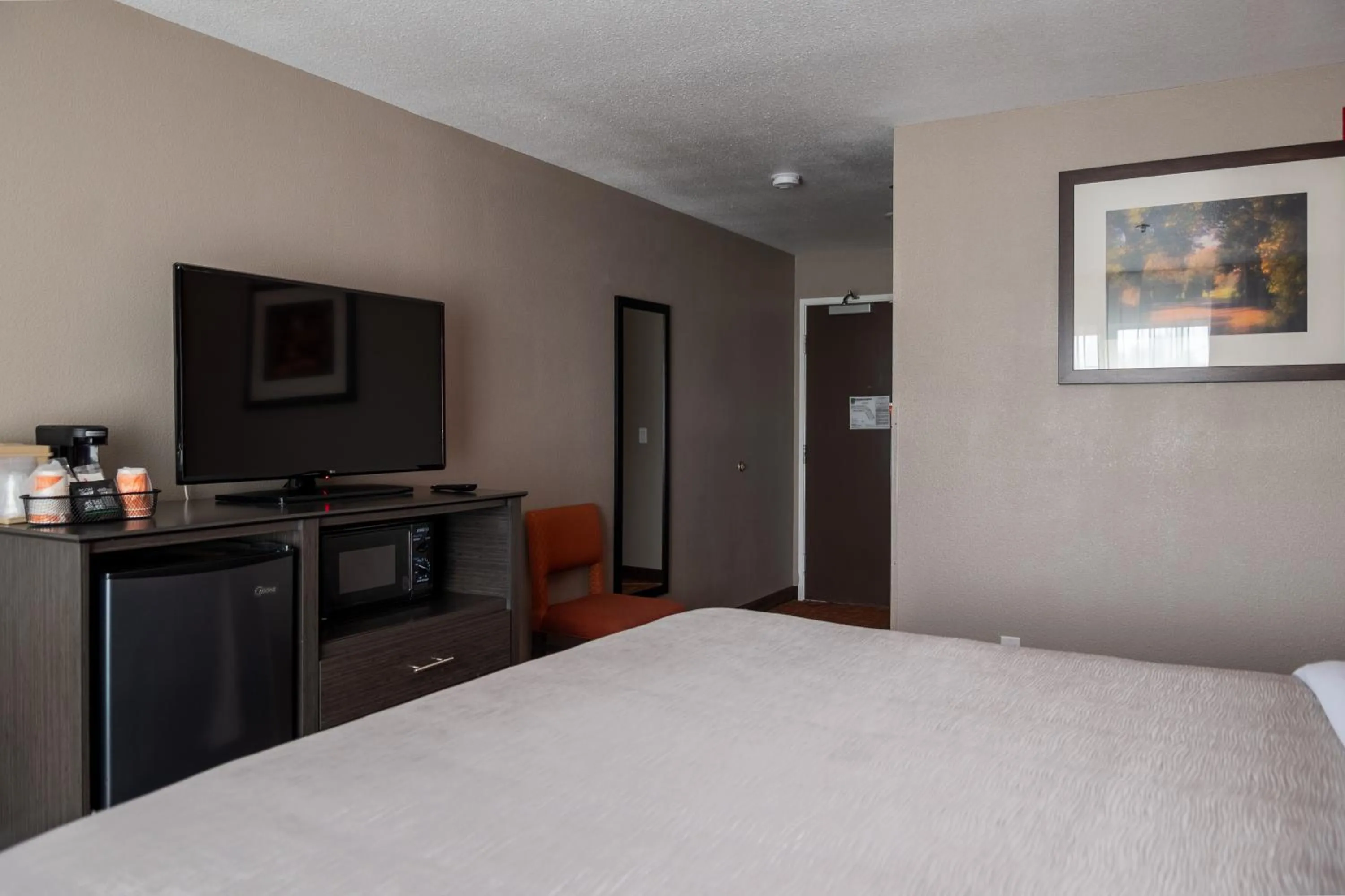 Bed in Quality Inn & Suites Fresno Northwest