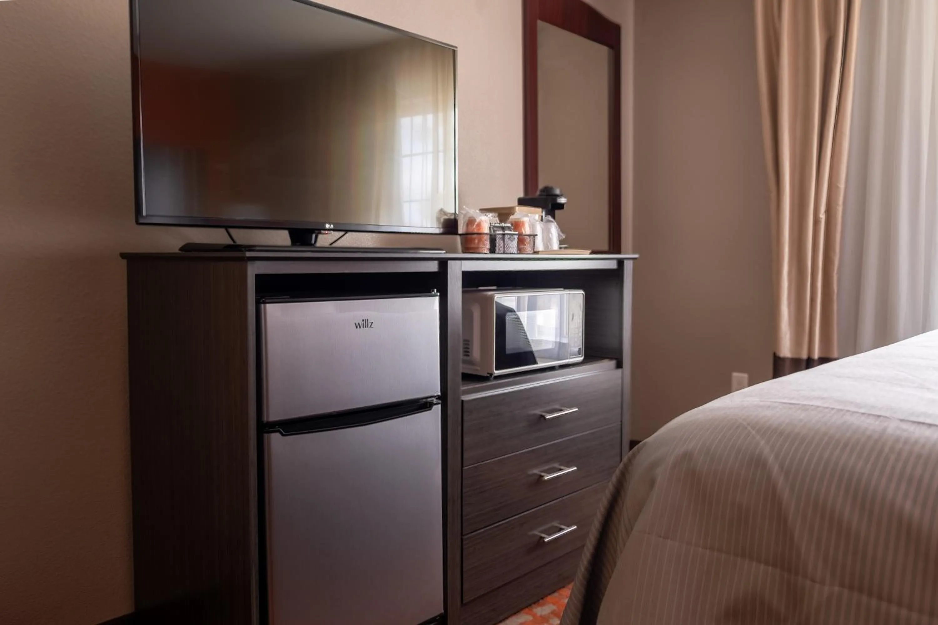 TV and multimedia, Bed in Quality Inn & Suites Fresno Northwest