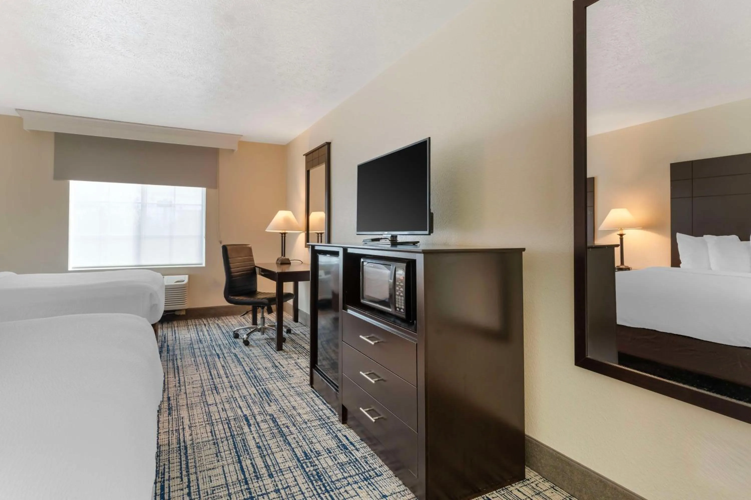 Bedroom, Bed in Best Western Visalia Hotel