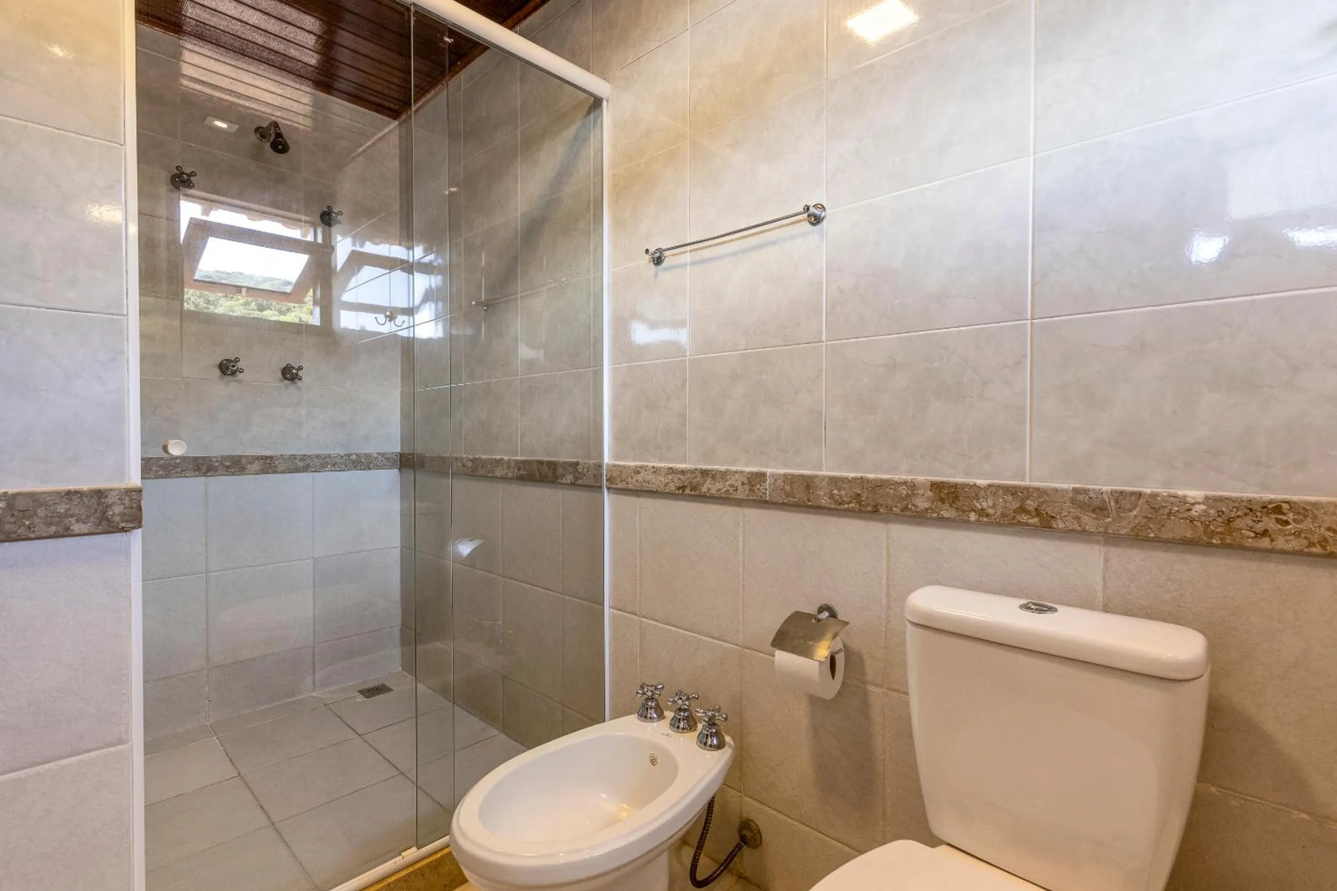 Shower in Hotel Ilha Branca Inn