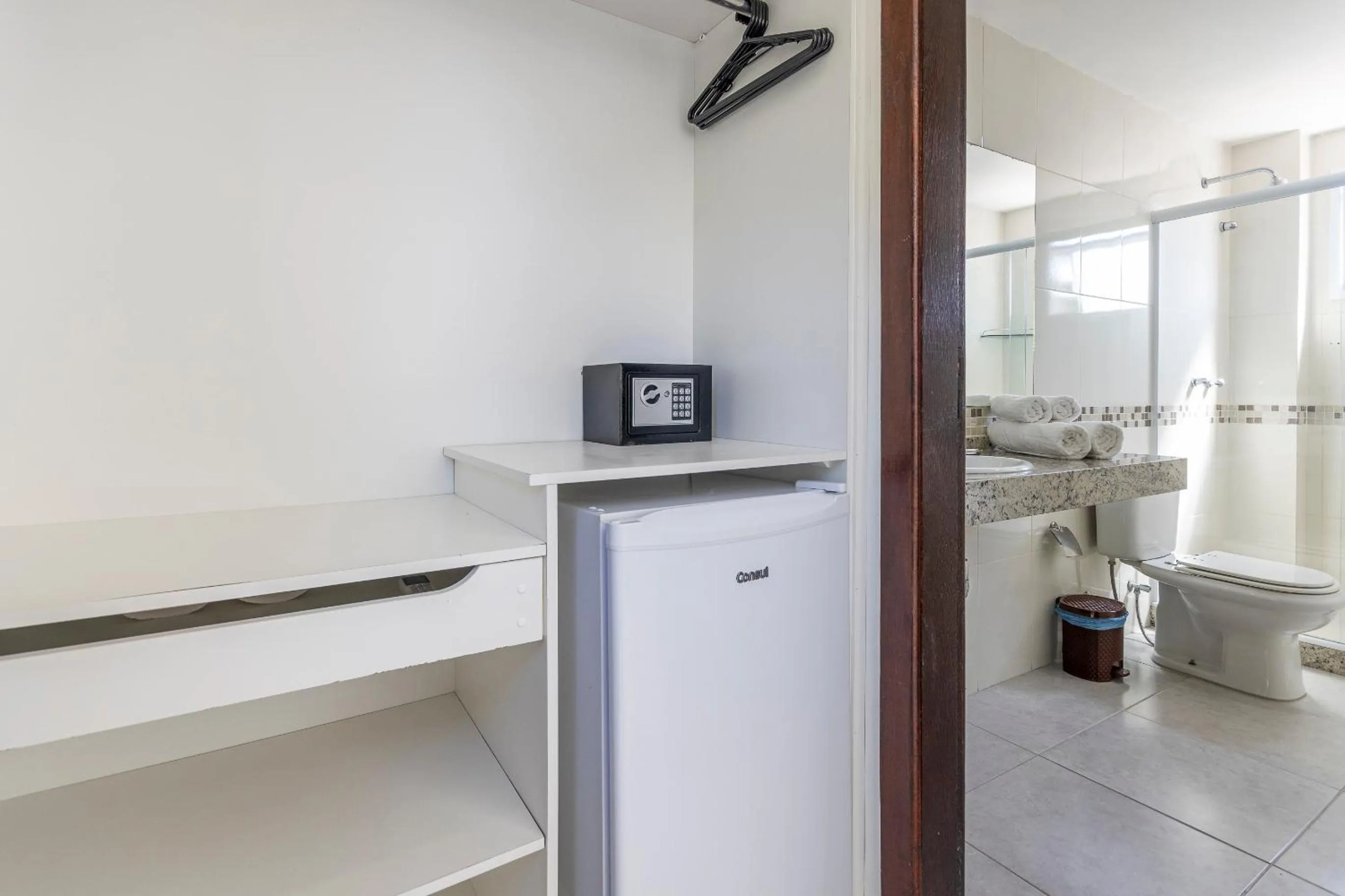 Shower in Hotel Ilha Branca Inn