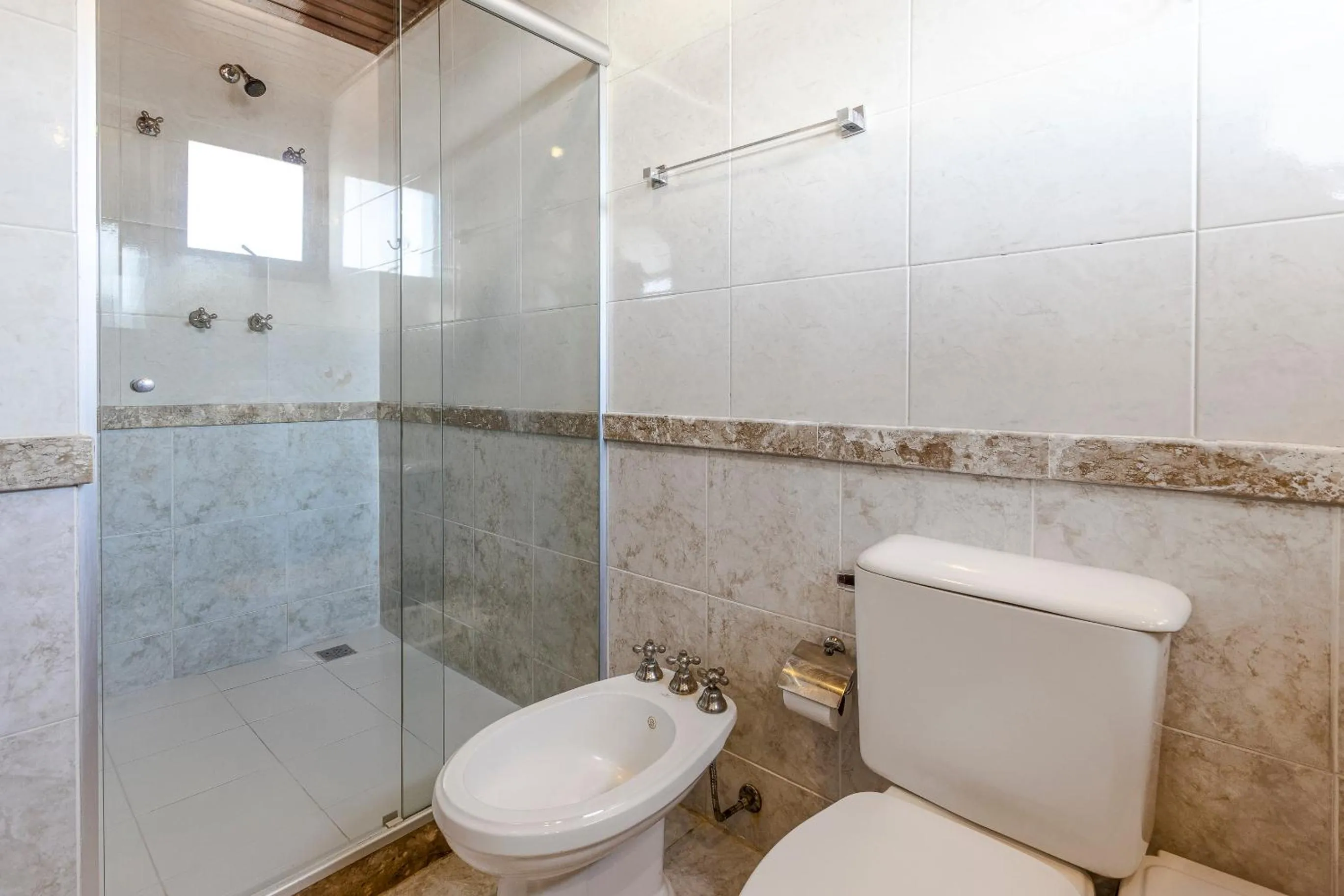 Shower in Hotel Ilha Branca Inn