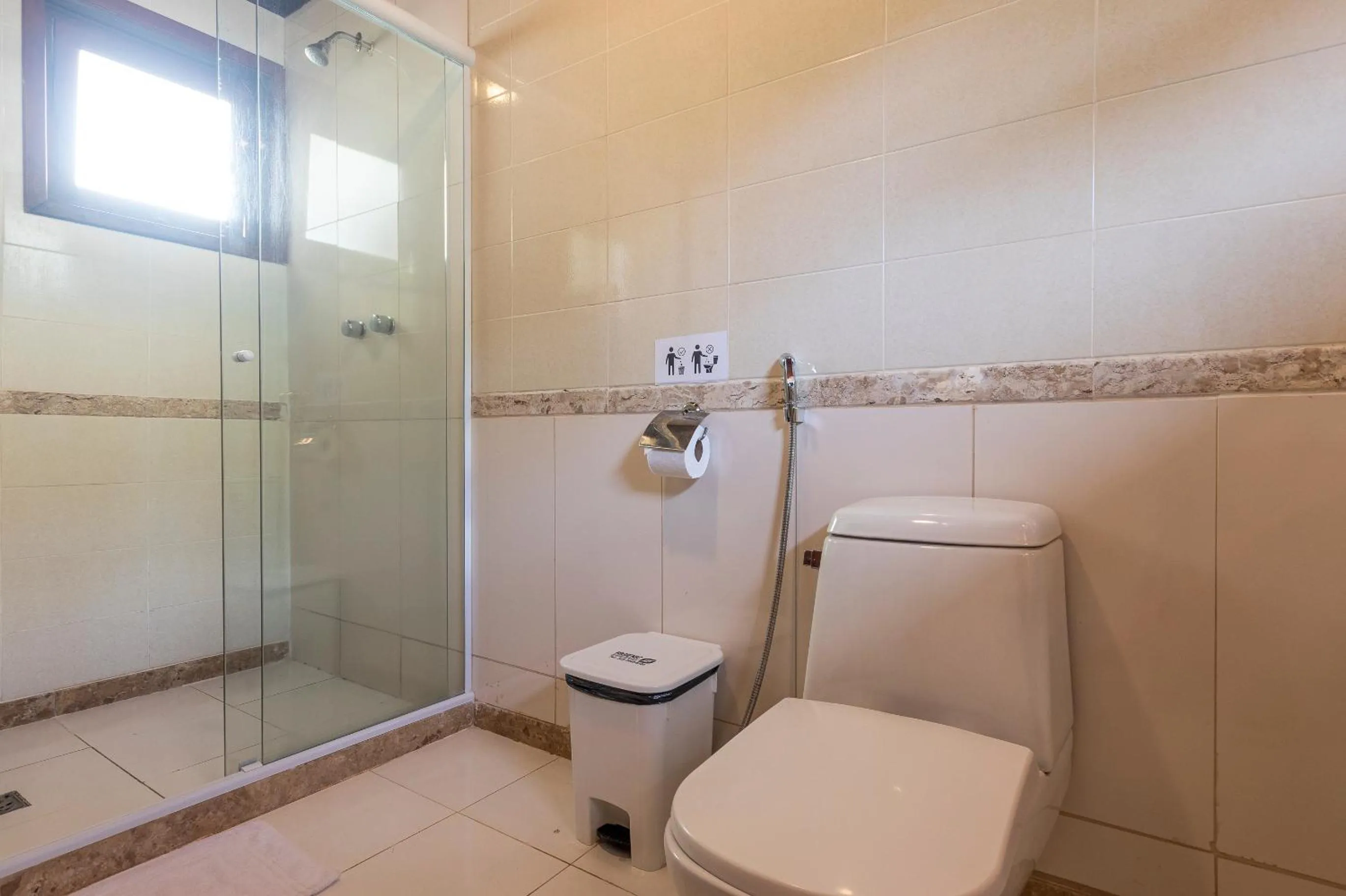 Shower in Hotel Ilha Branca Inn