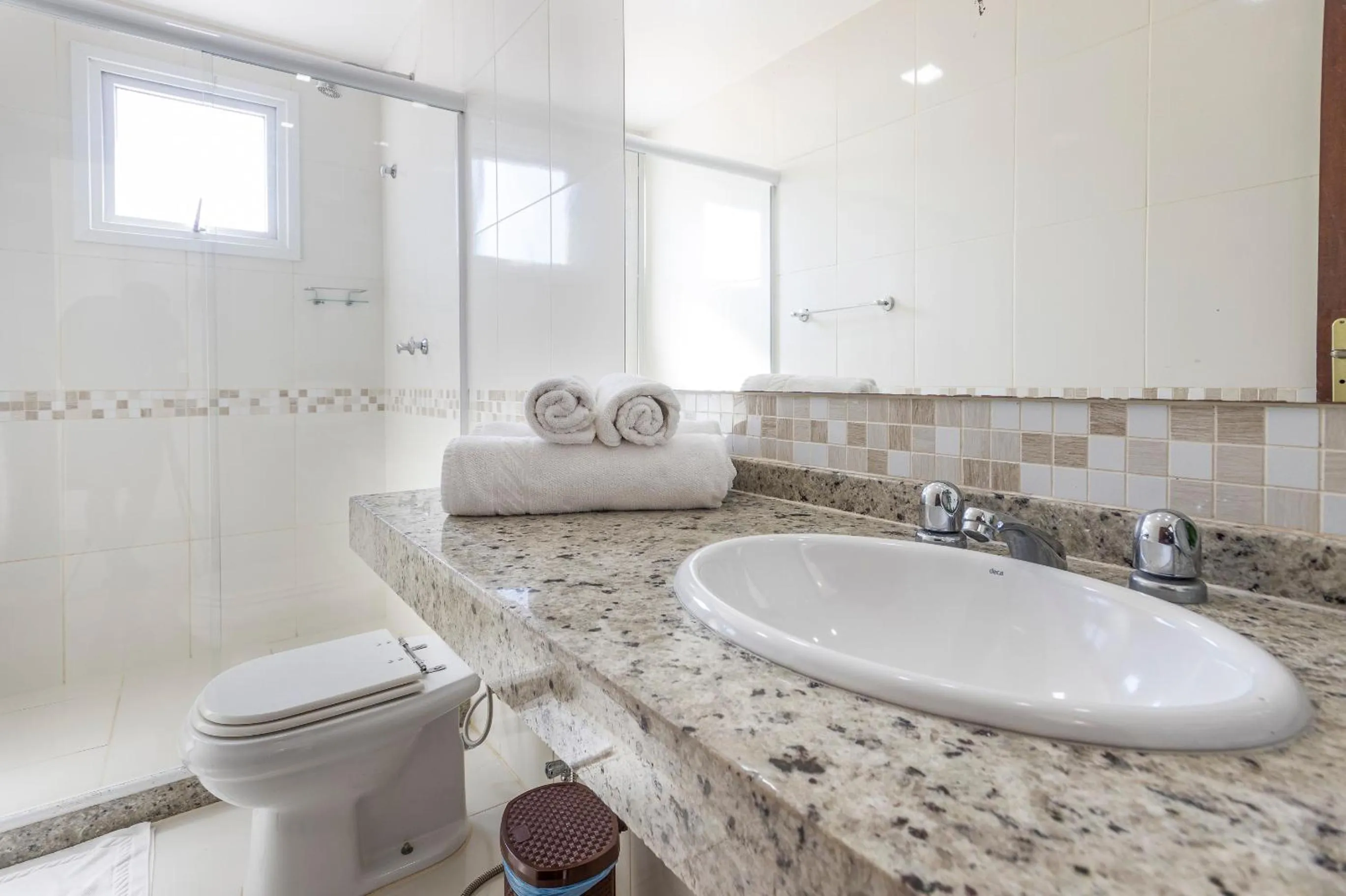 Shower in Hotel Ilha Branca Inn