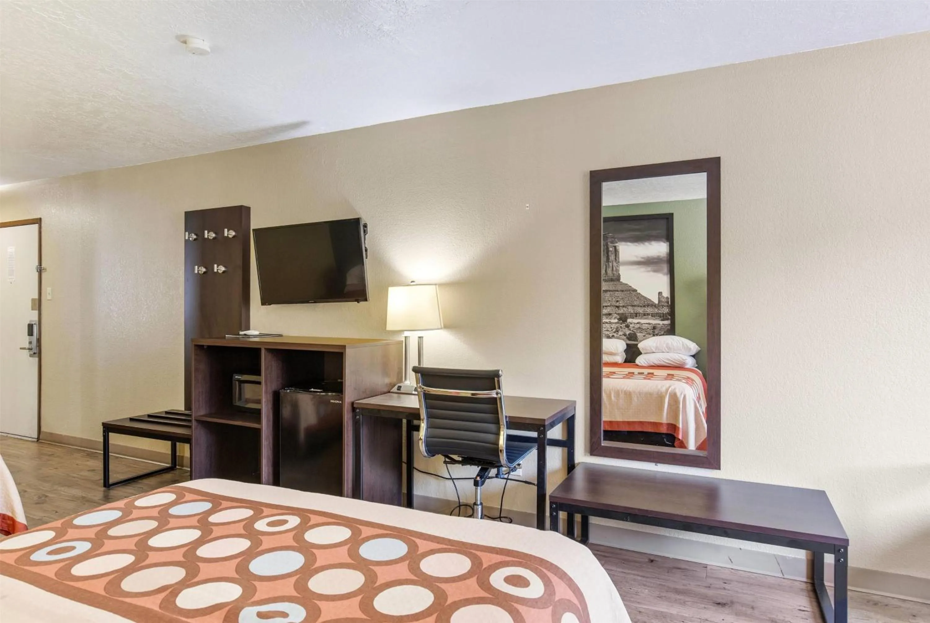 Photo of the whole room, Bed in Super 8 by Wyndham St. George UT