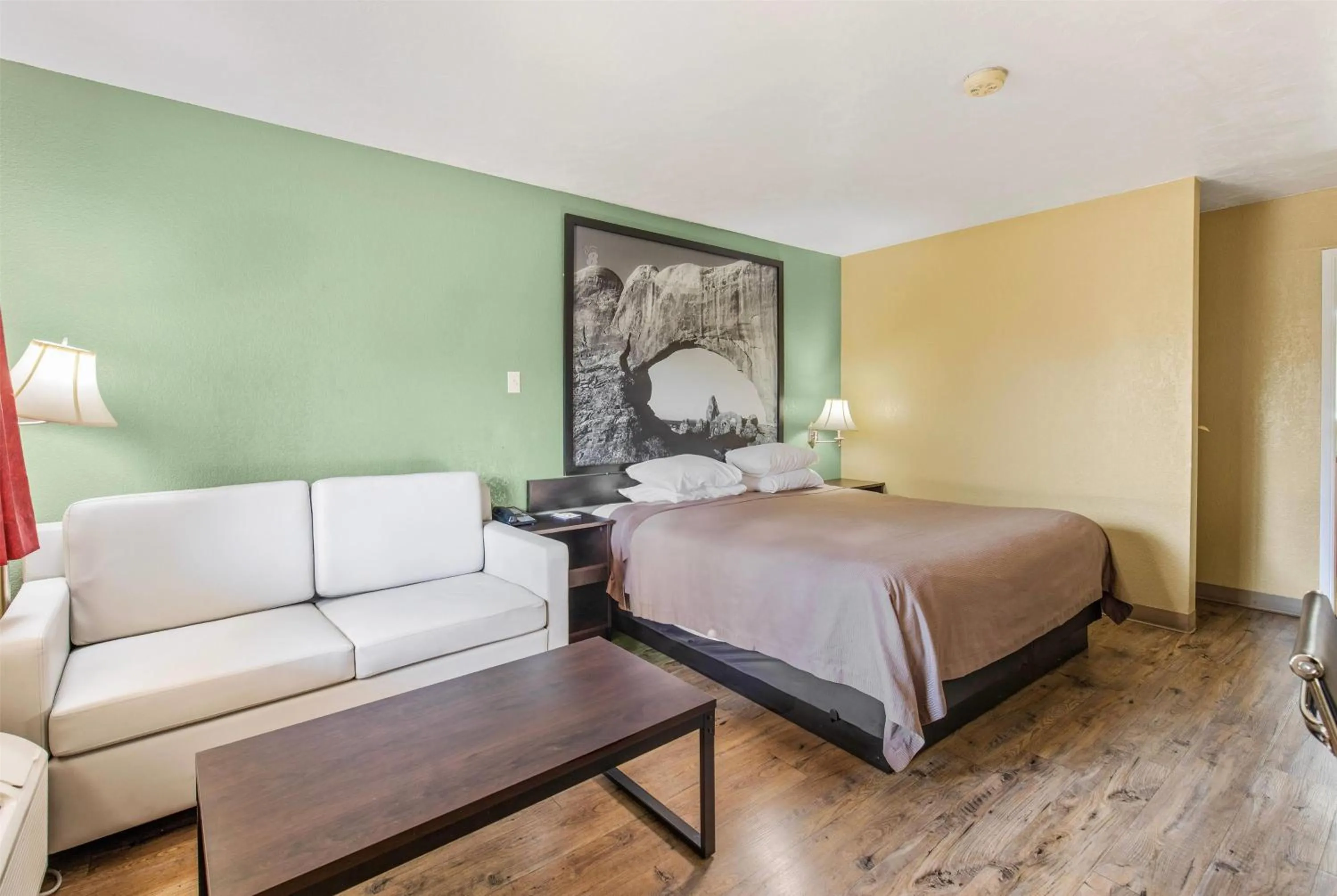 Photo of the whole room, Bed in Super 8 by Wyndham St. George UT