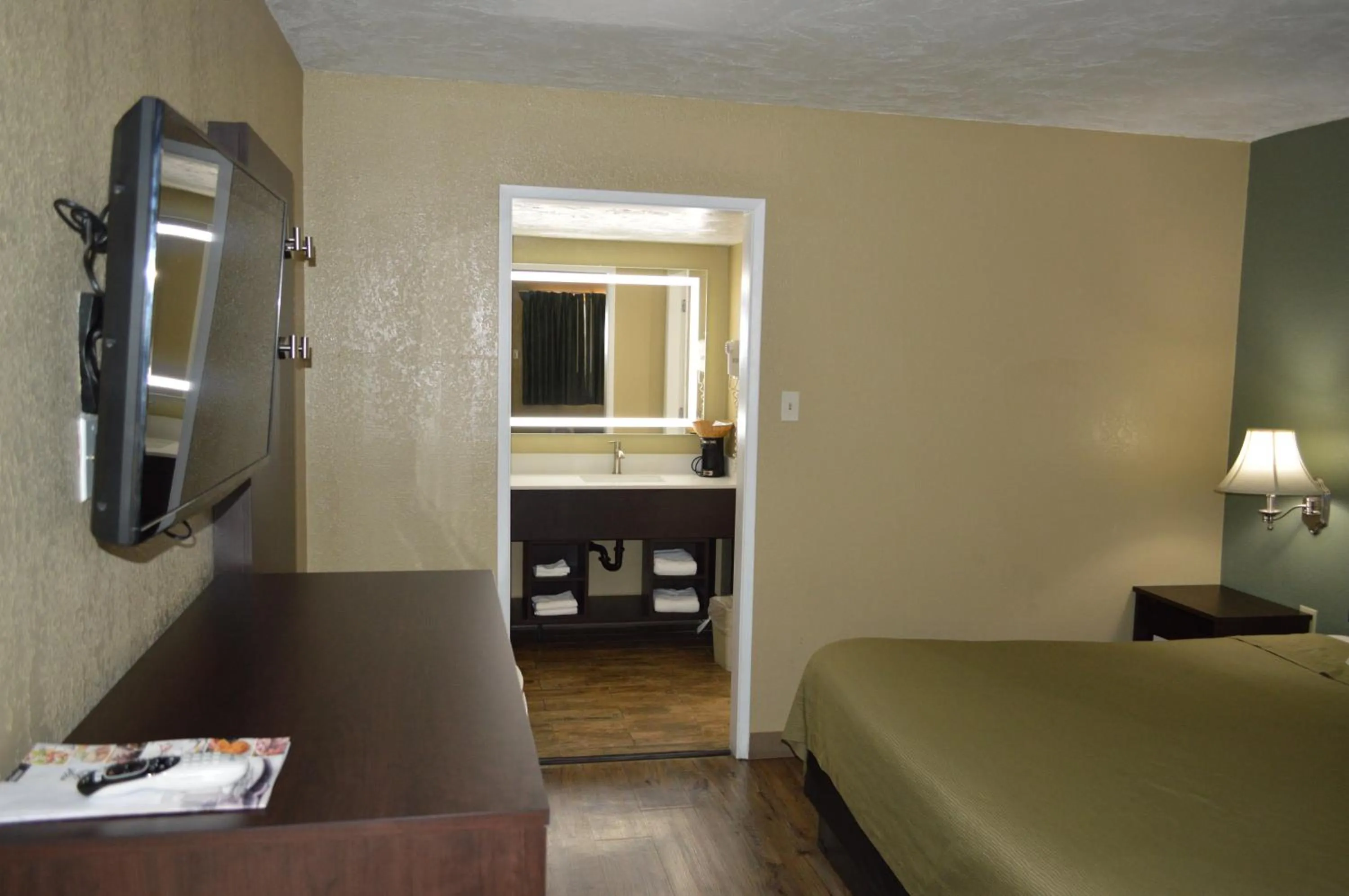 TV and multimedia, Bed in Super 8 by Wyndham St. George UT
