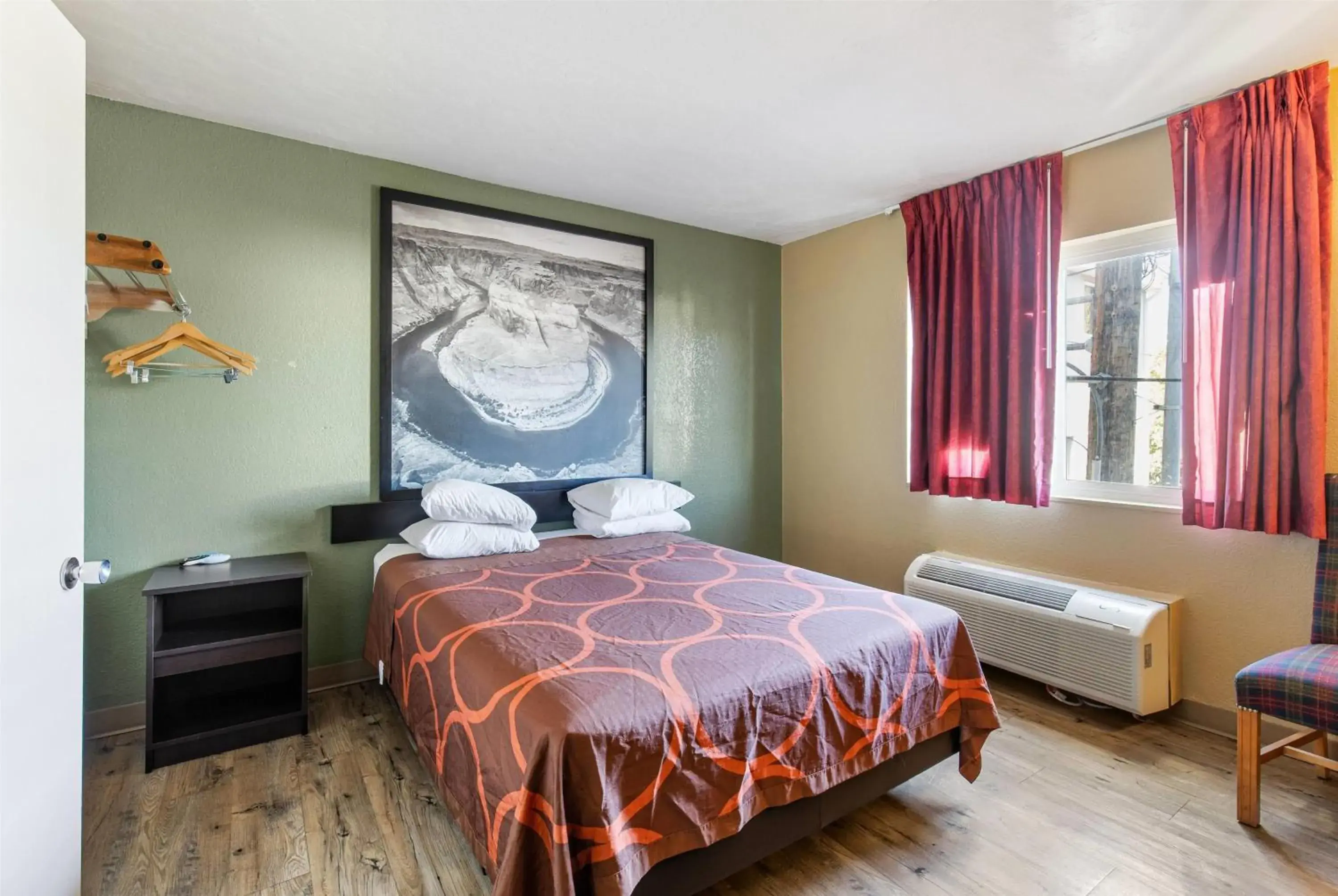 Photo of the whole room, Bed in Super 8 by Wyndham St. George UT Photo of the whole room, Bed in Super 8 by Wyndham St. George UT