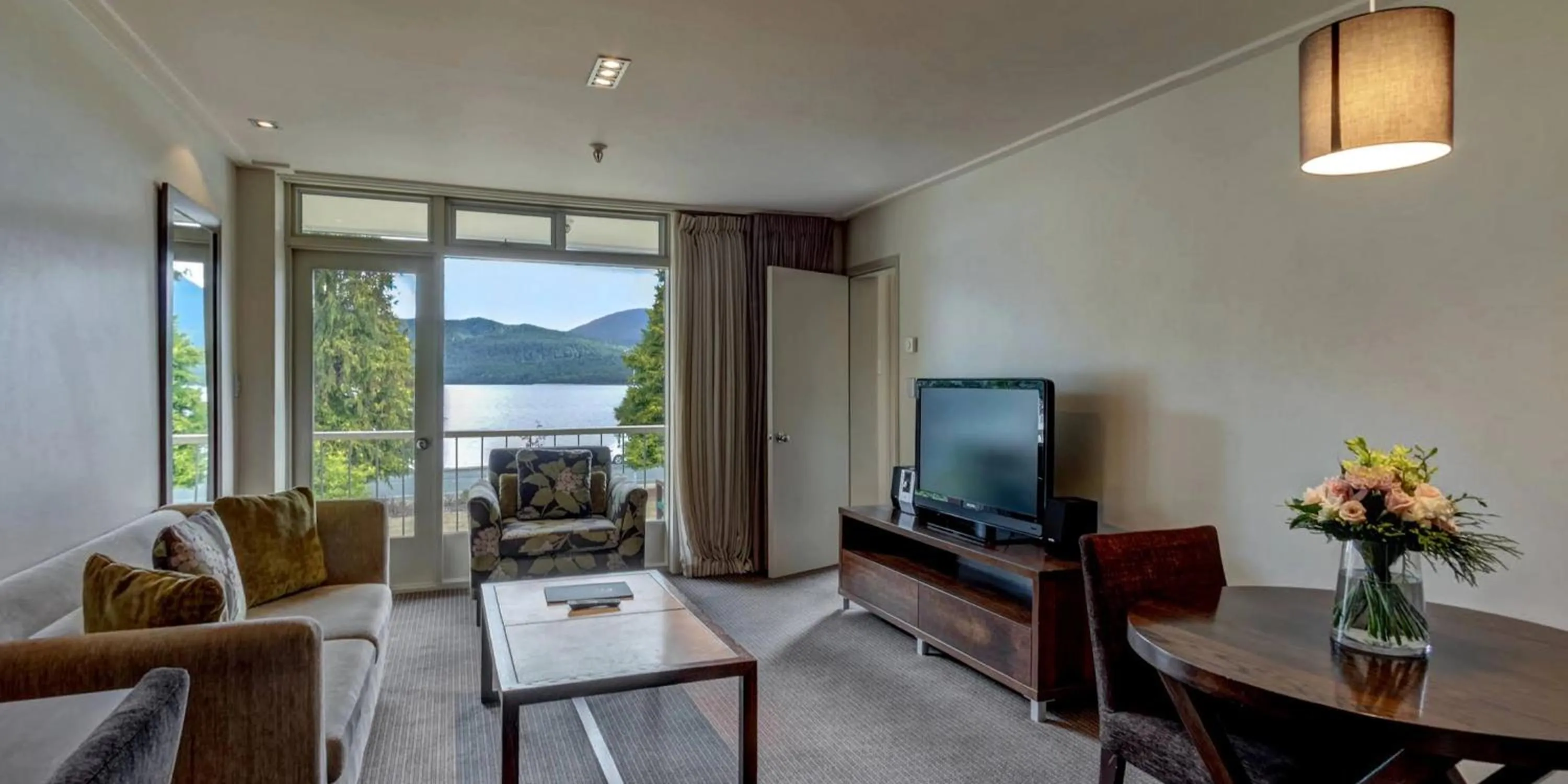 Bed in Distinction Te Anau Hotel & Villas