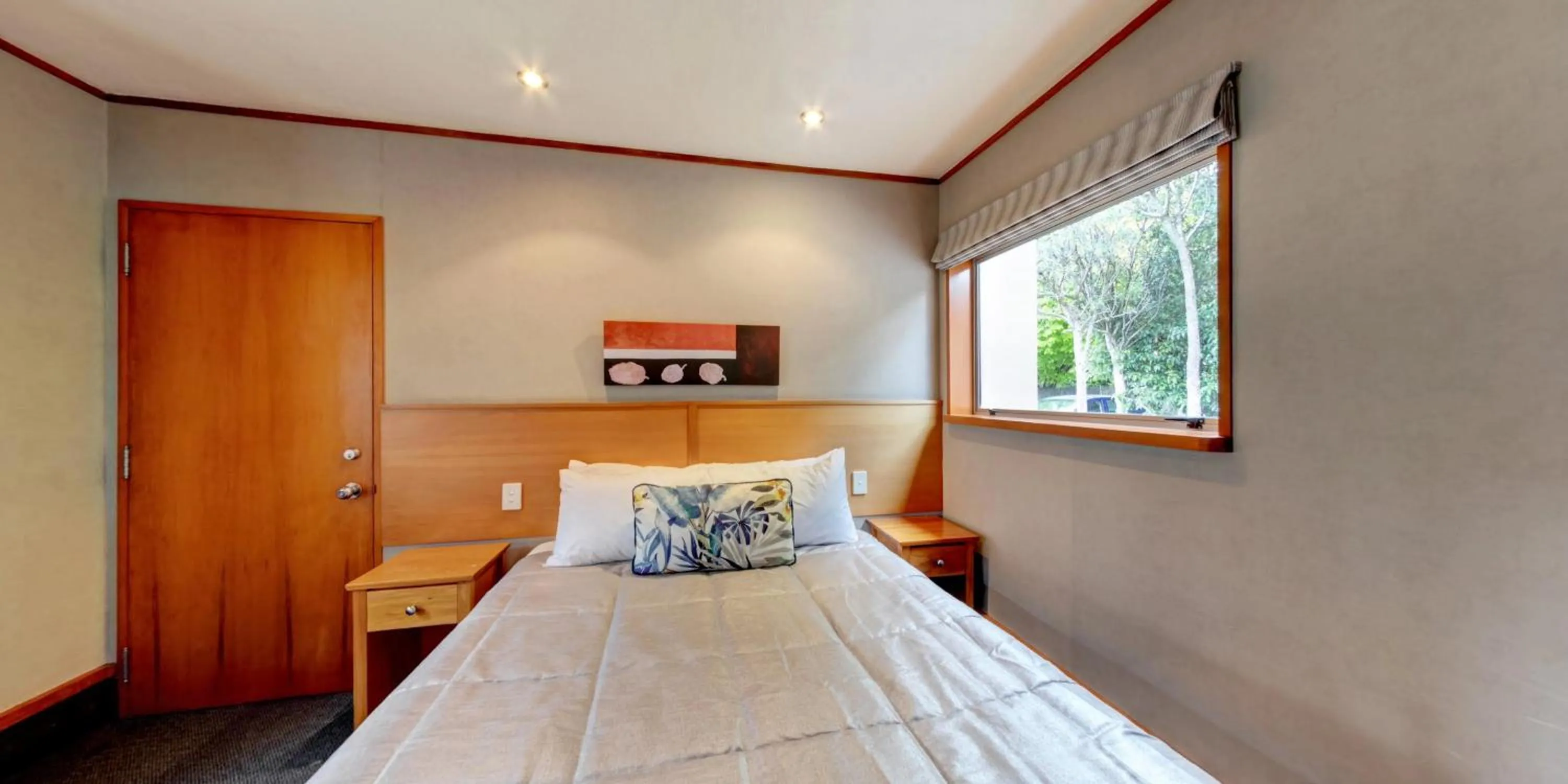 Bed in Distinction Te Anau Hotel & Villas
