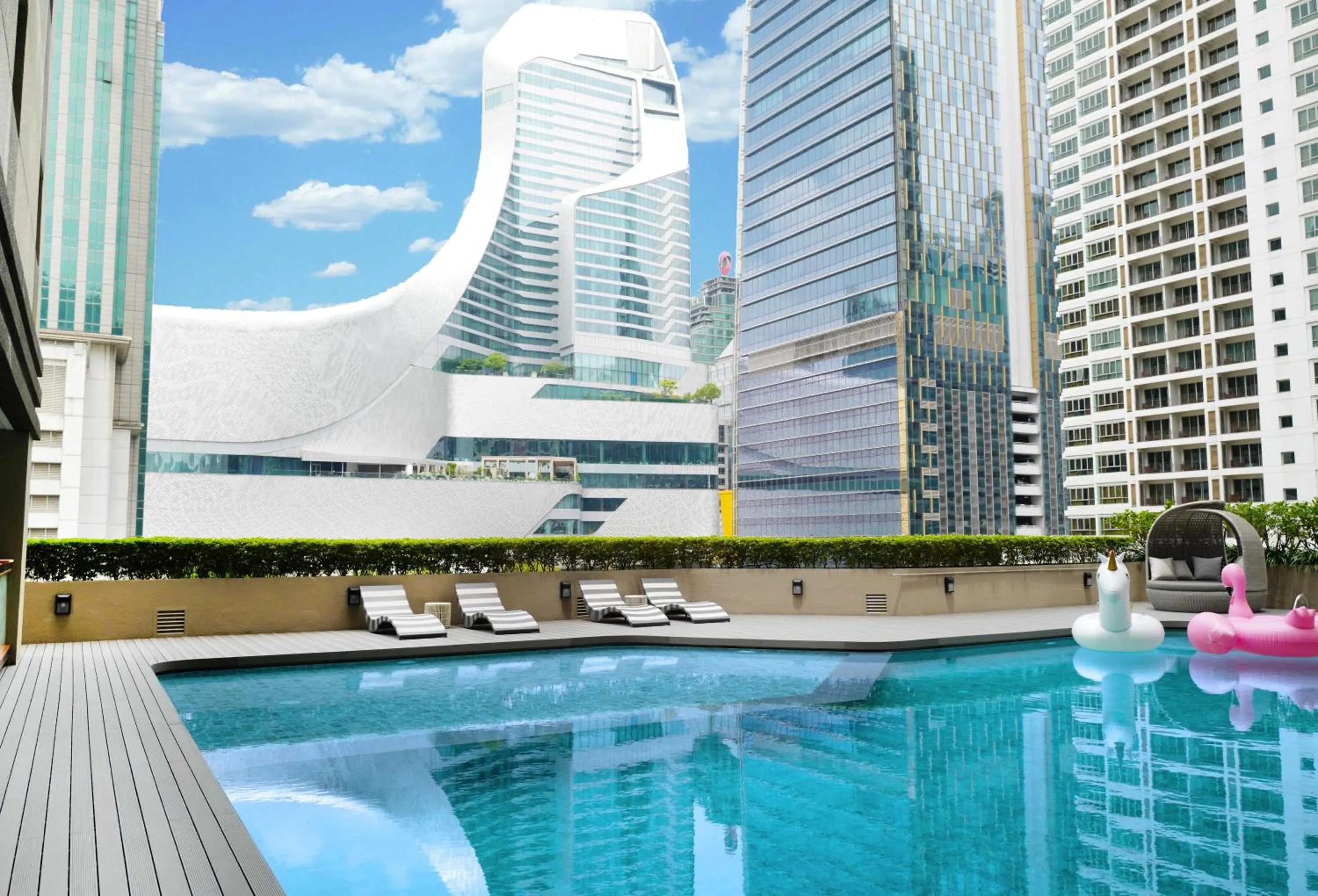 Swimming pool in Bliston Suwan Park View