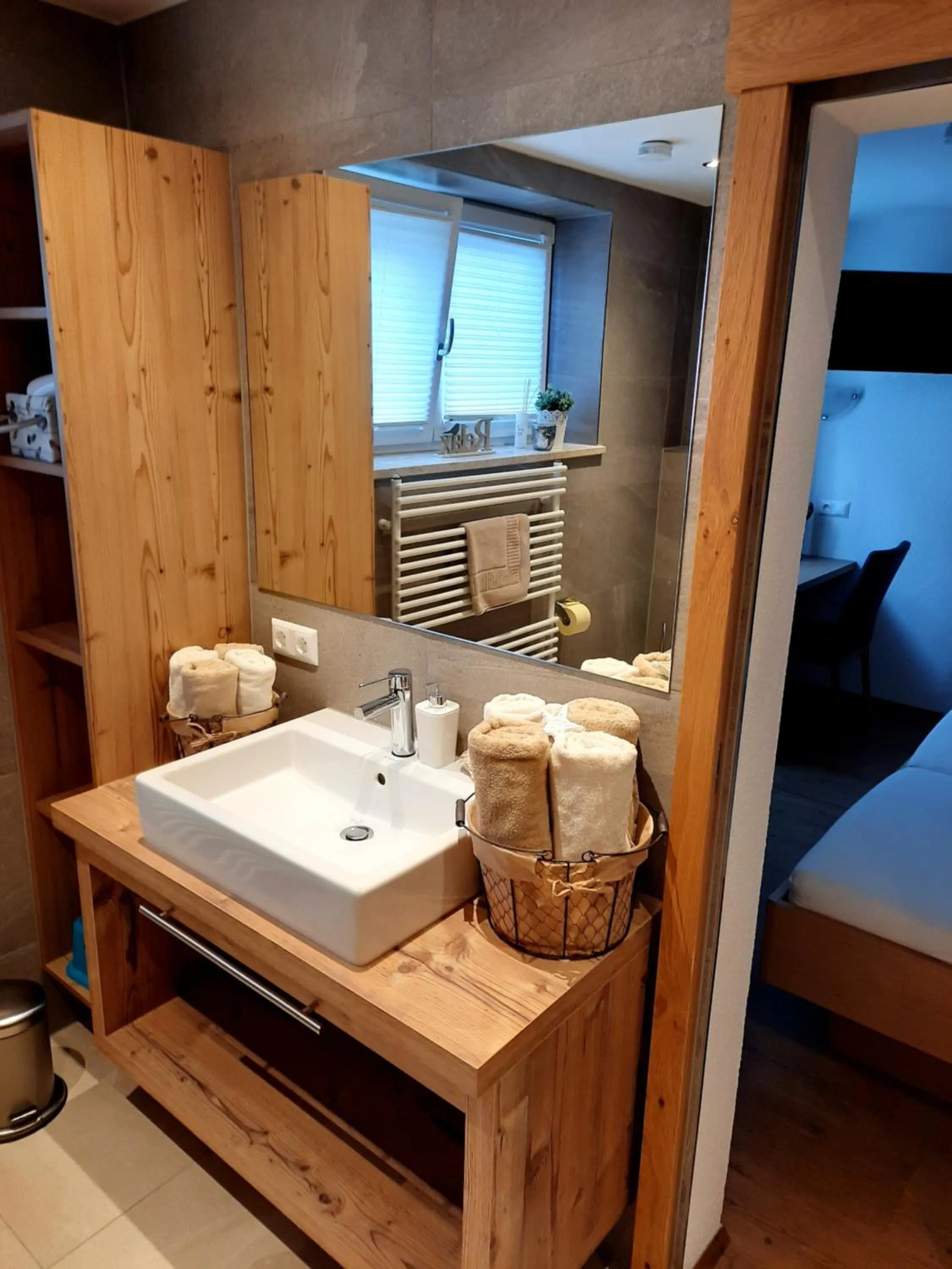 Bathroom, Bed in Inn-Apartments