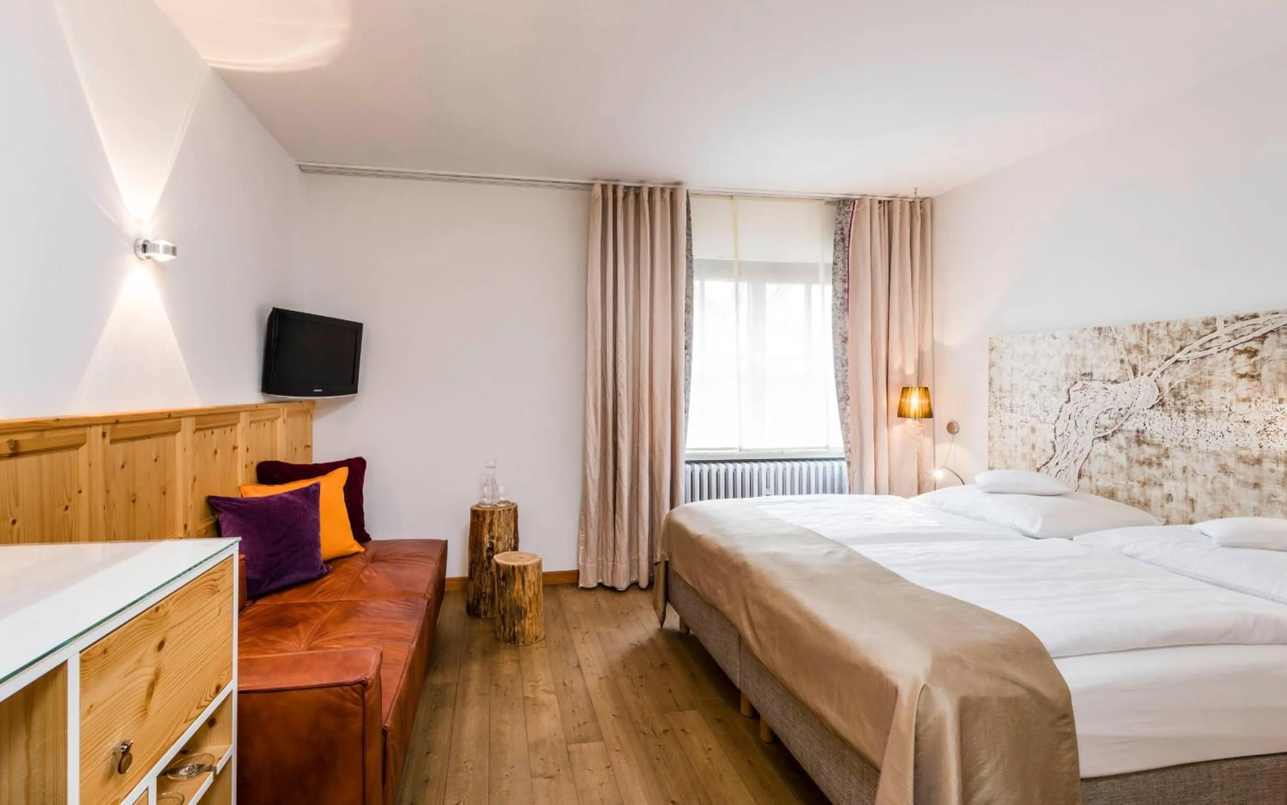 Bedroom, Bed in Romantik Hotel Zur Schwane