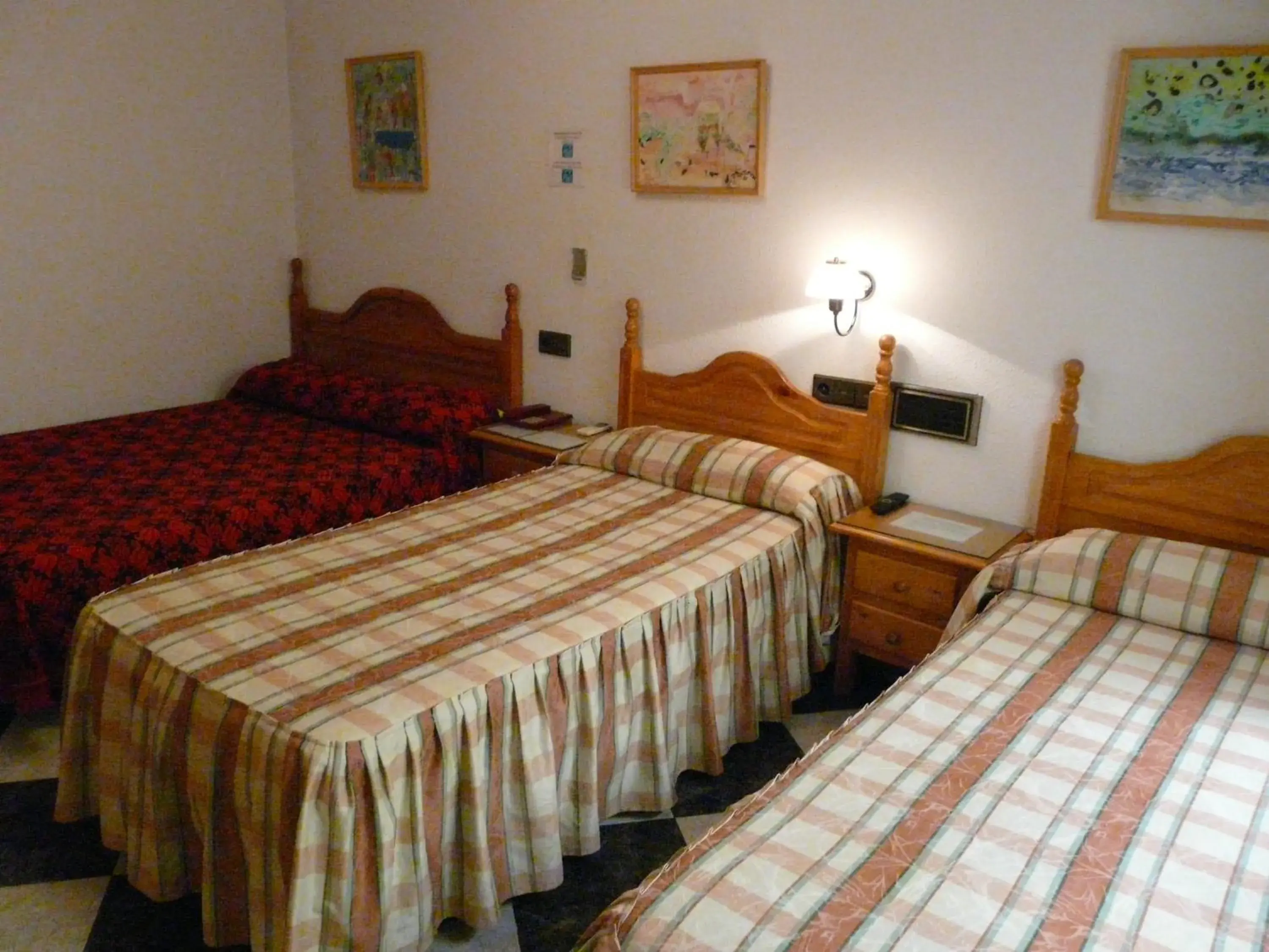 Triple Room with Bath in Hotel Guillermo II Triple Room with Bath in Hotel Guillermo II