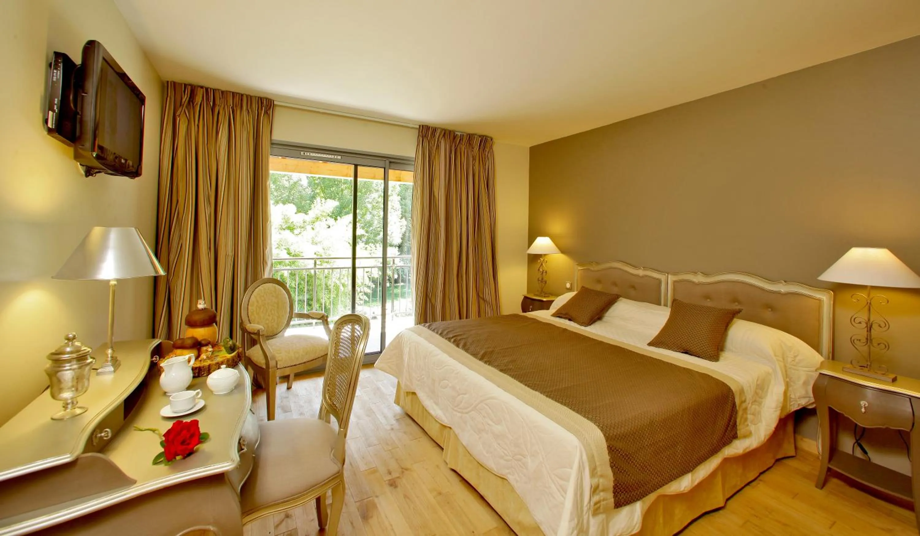 Photo of the whole room, Bed in Le Moulin de Mitou