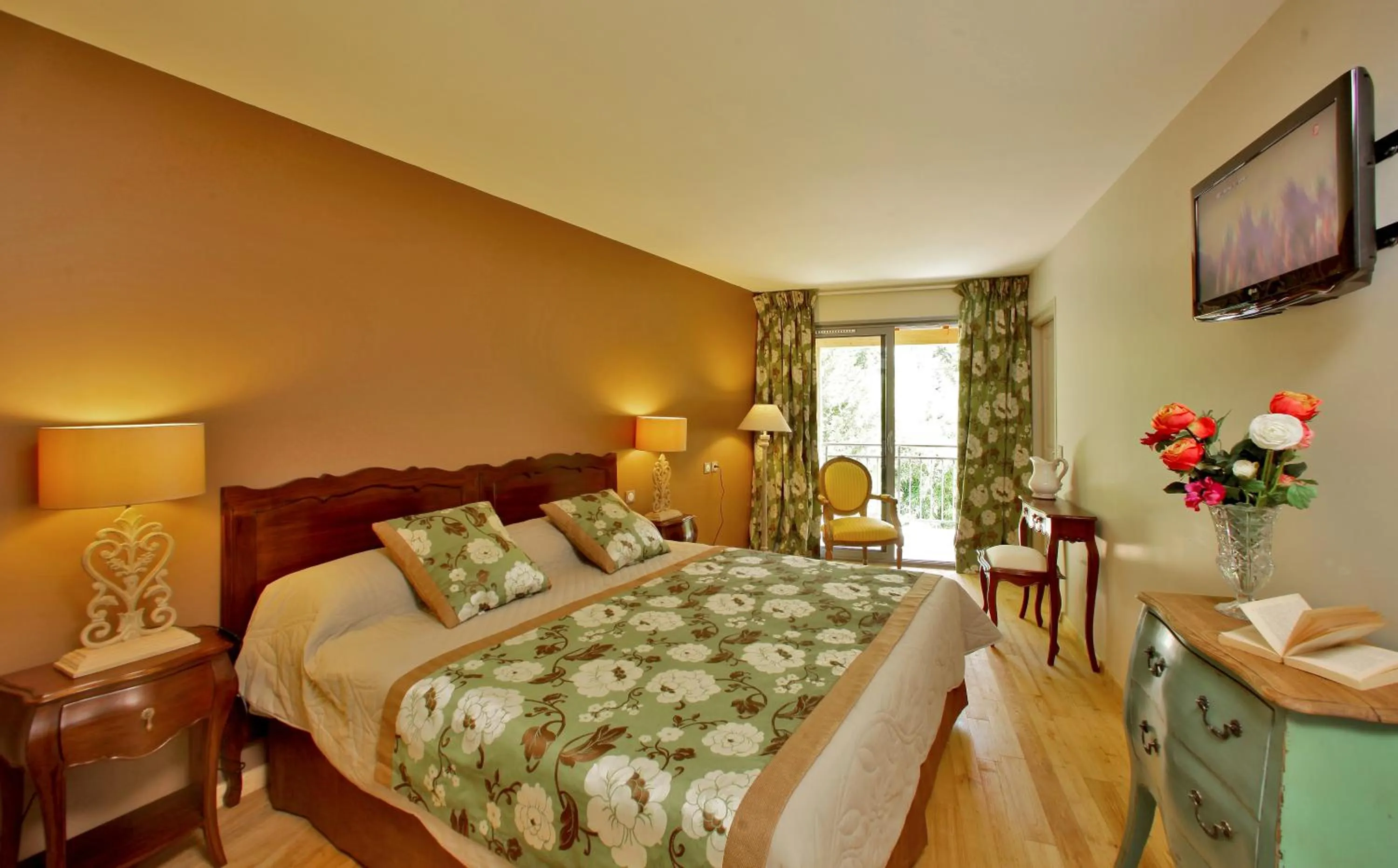 Photo of the whole room, Bed in Le Moulin de Mitou