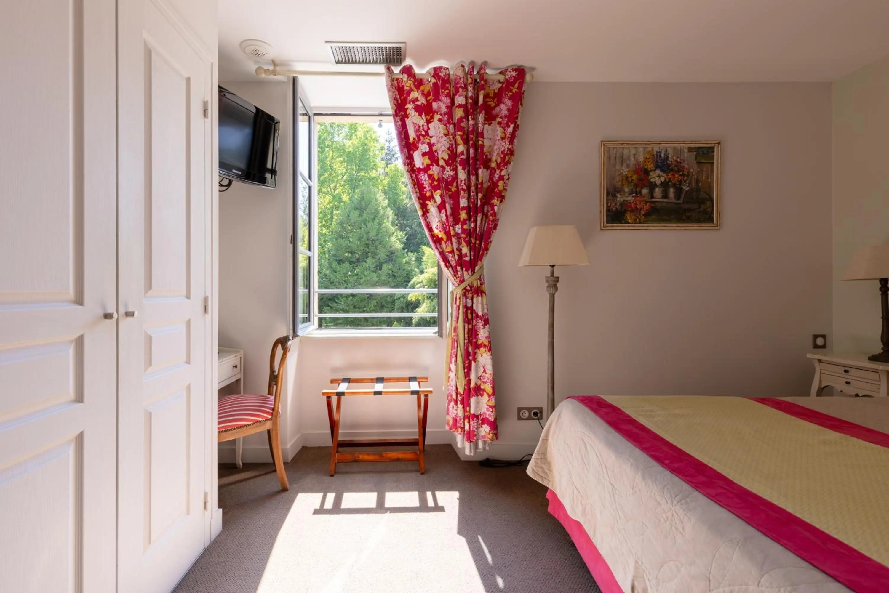 Photo of the whole room, Bed in Le Moulin de Mitou