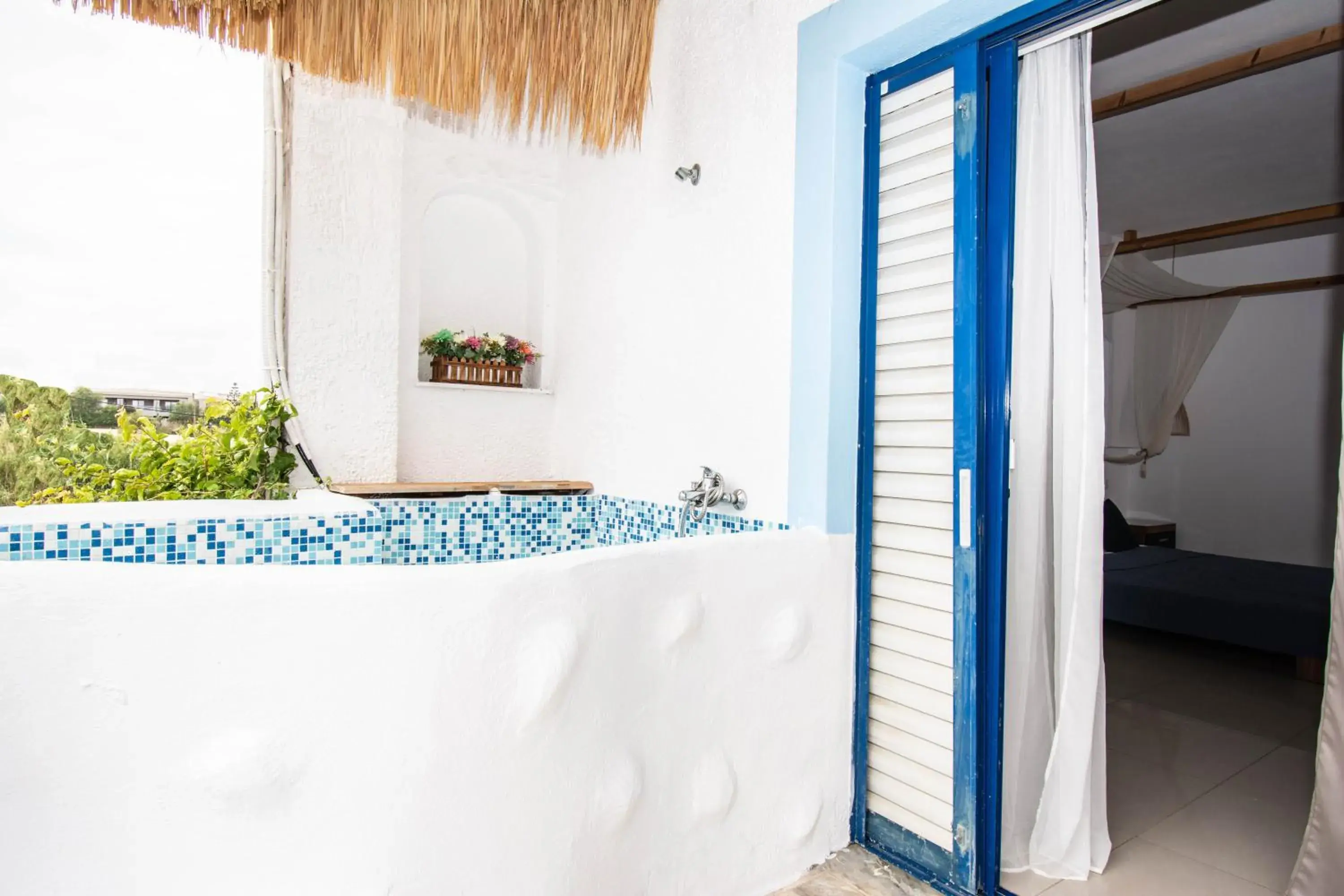 Deluxe Studio wit Hot Tub 1st Floor - single occupancy in OV Suites "by Checkin" Deluxe Studio wit Hot Tub 1st Floor - single occupancy in OV Suites "by Checkin"