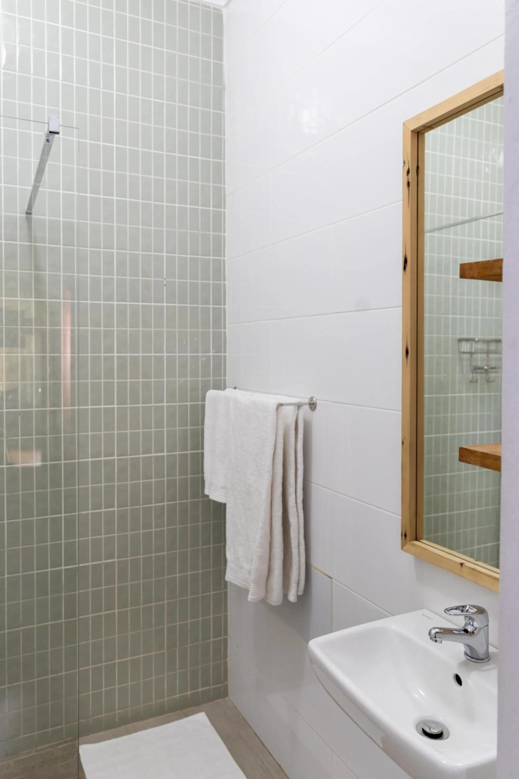 Shower in LA Guesthouse