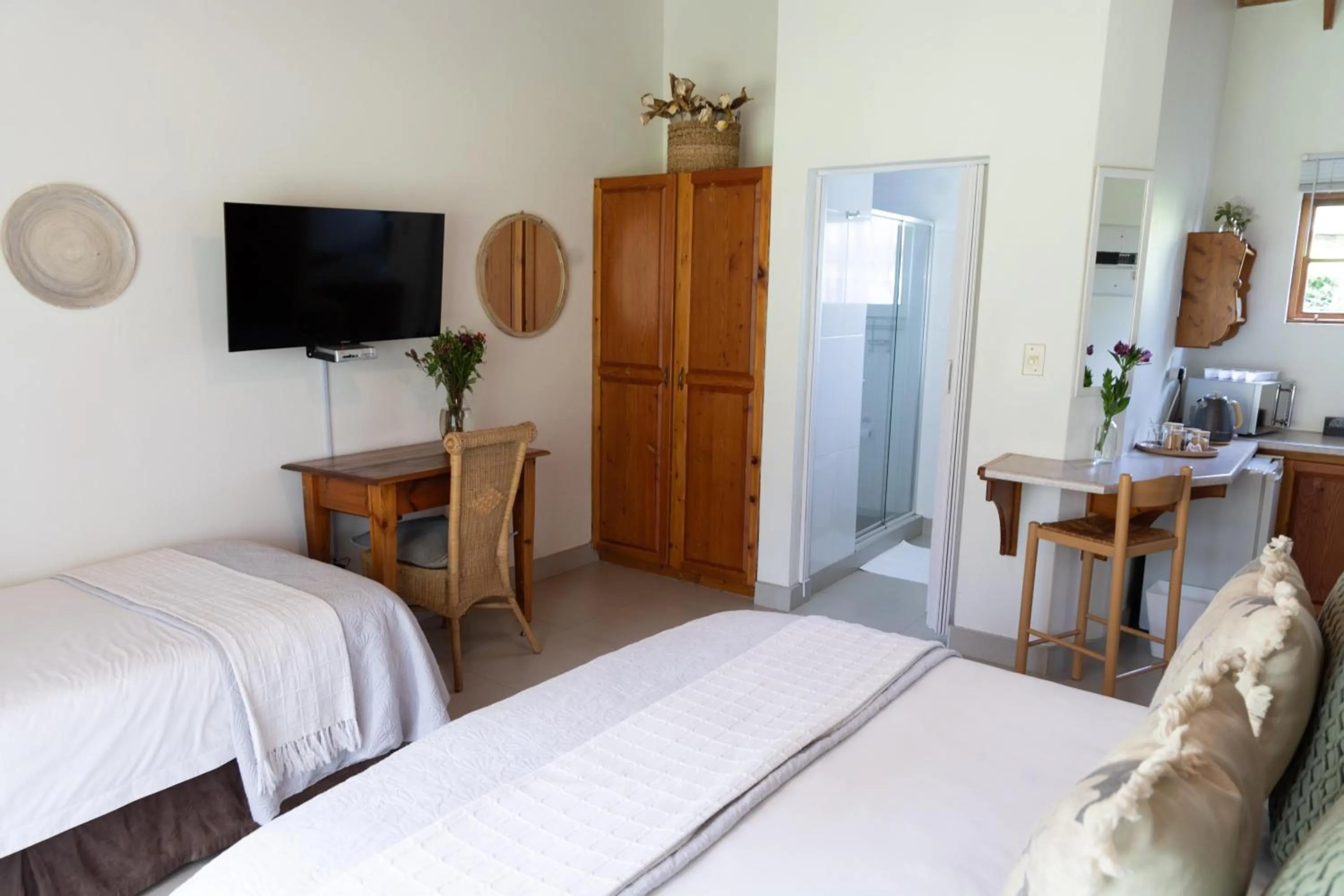 Bathroom, Bed in LA Guesthouse