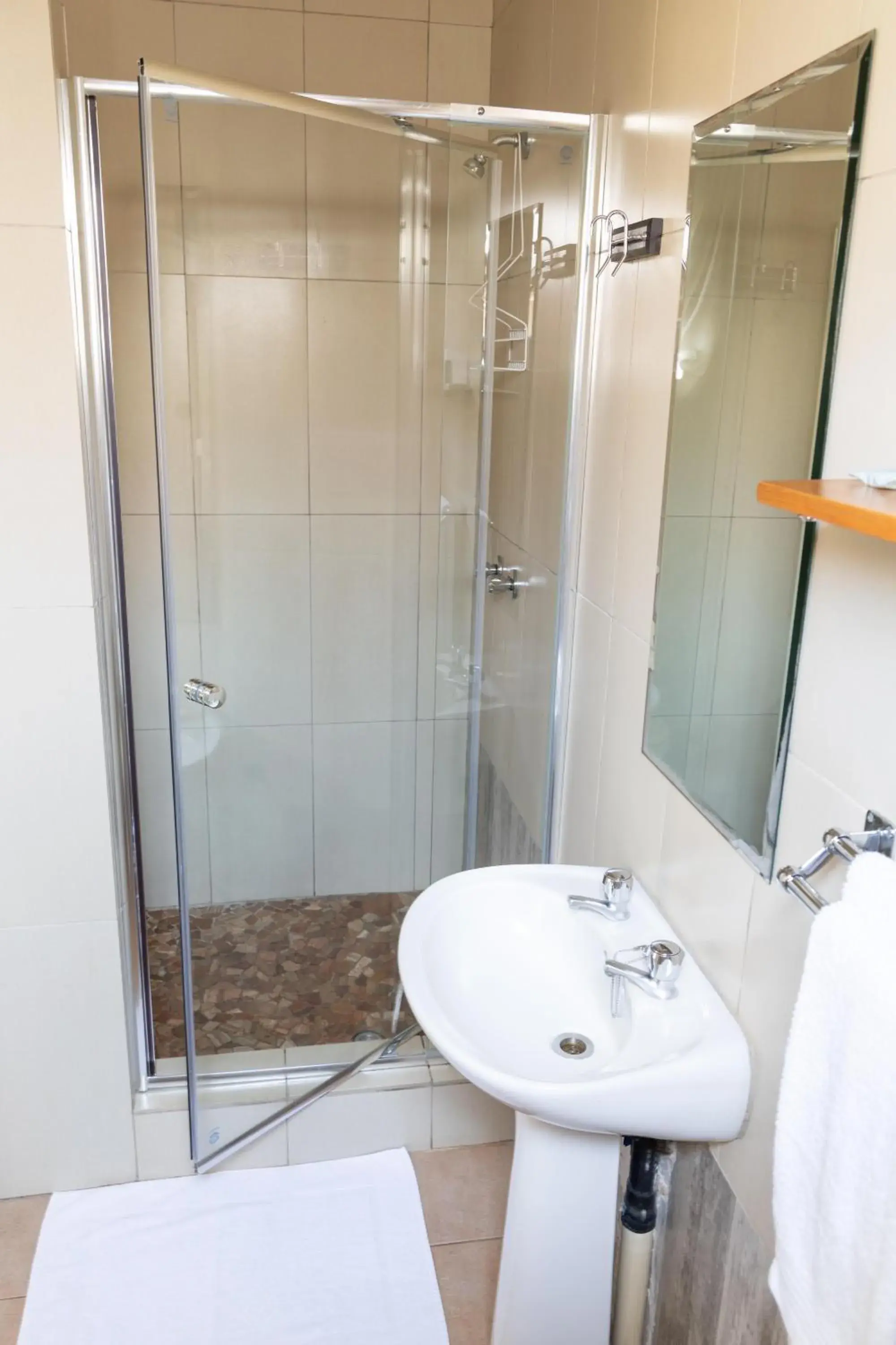 Double Room with Private Bathroom - single occupancy in LA Guesthouse Double Room with Private Bathroom - single occupancy in LA Guesthouse