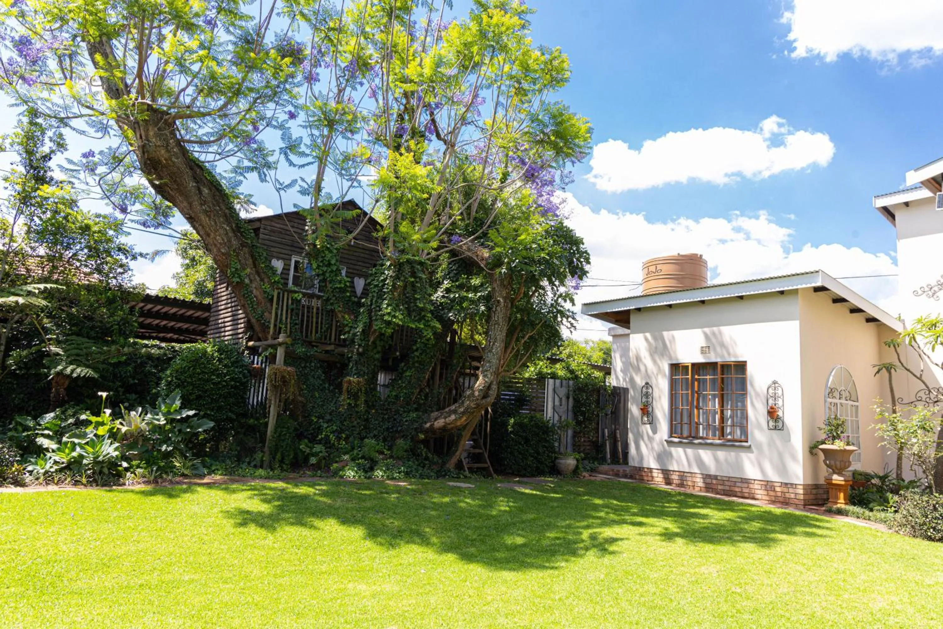 Property building in LA Guesthouse