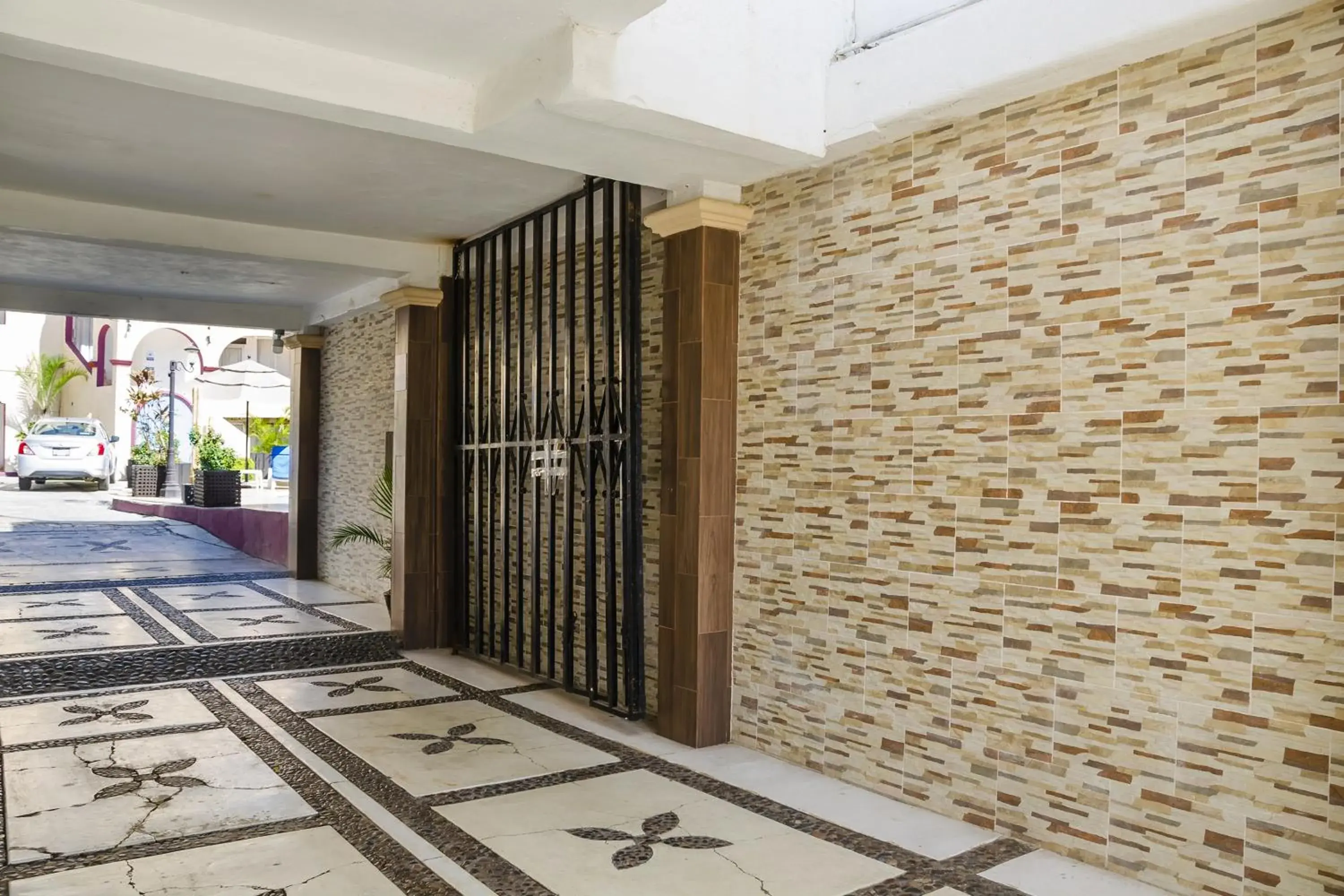 Facade/entrance in Capital O Hotel Dos Mares, Cabo San Lucas Facade/entrance in Capital O Hotel Dos Mares, Cabo San Lucas