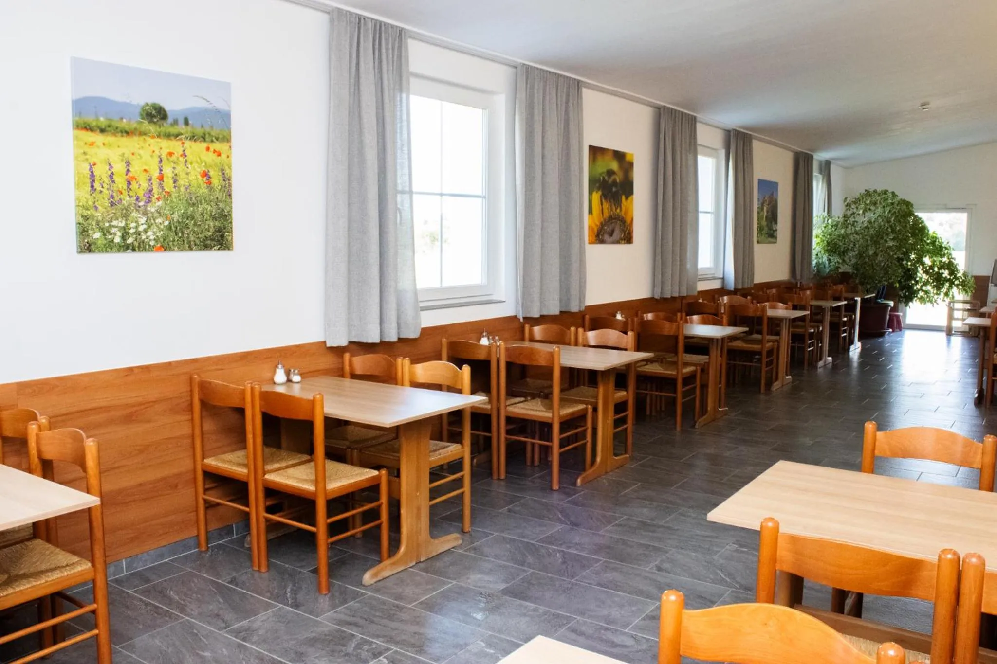 Dining area in OEKOTEL Traiskirchen