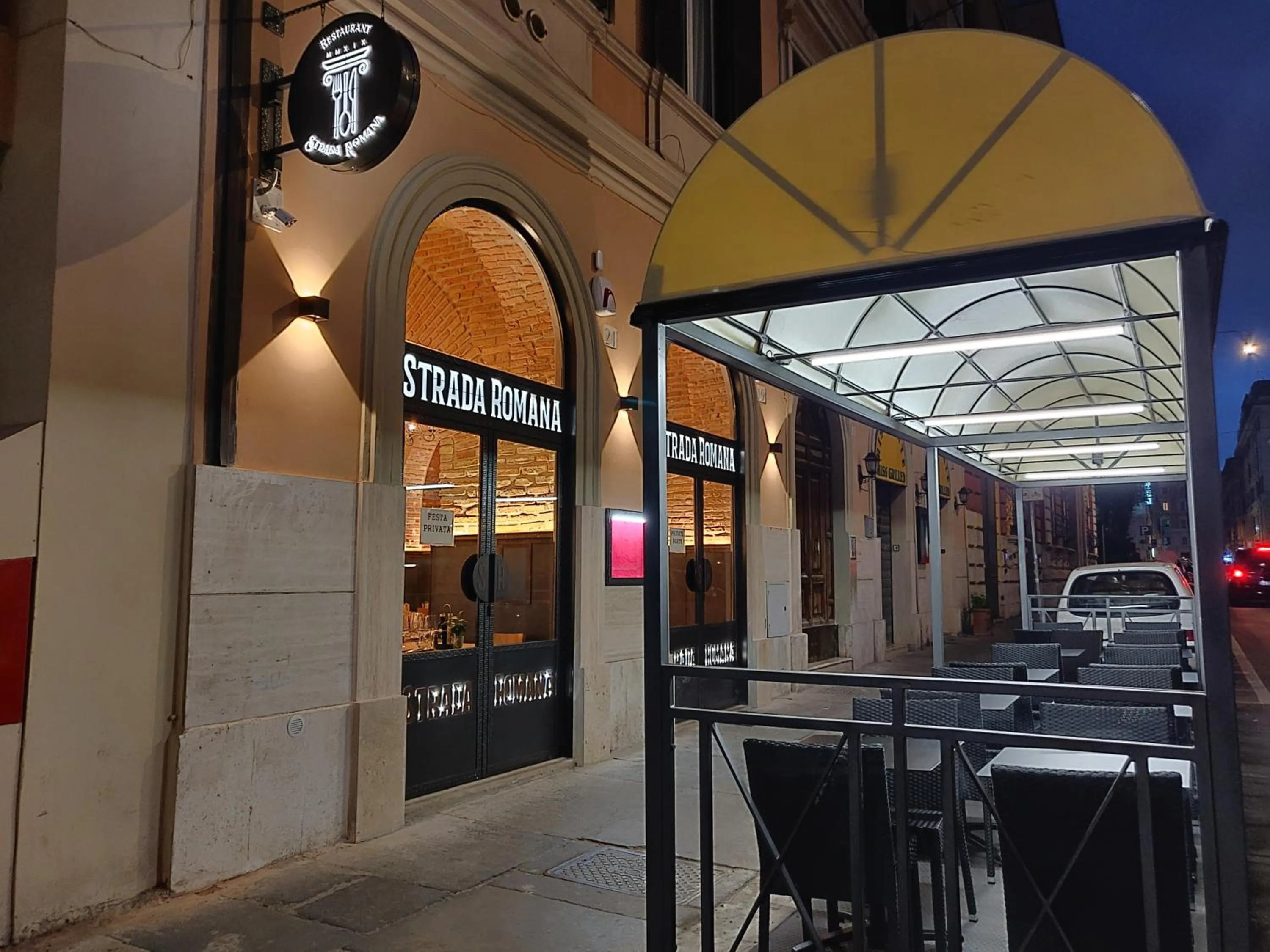 Restaurant/places to eat in Alessandro Palace & Bar