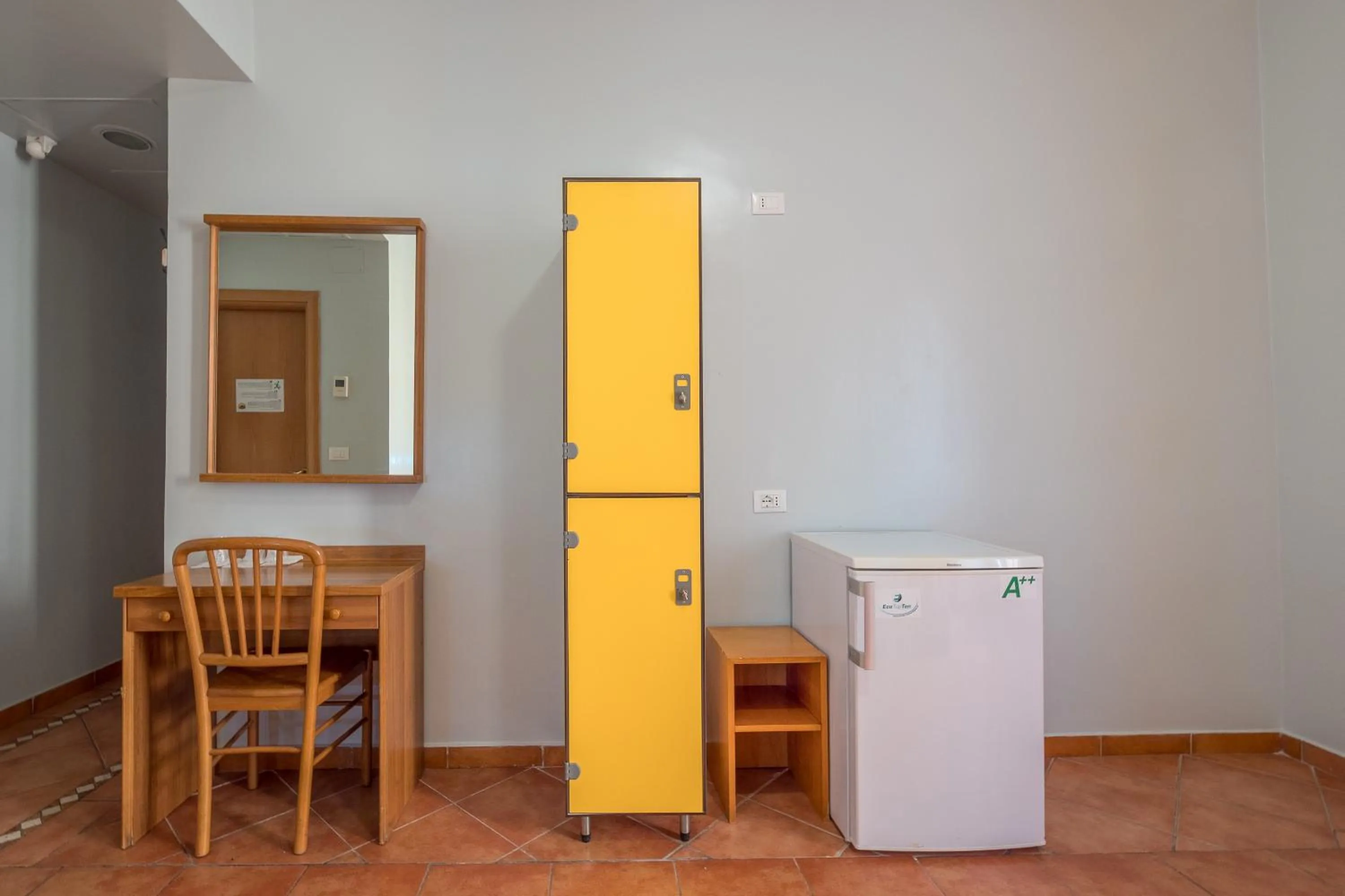 microwave in Alessandro Palace & Bar