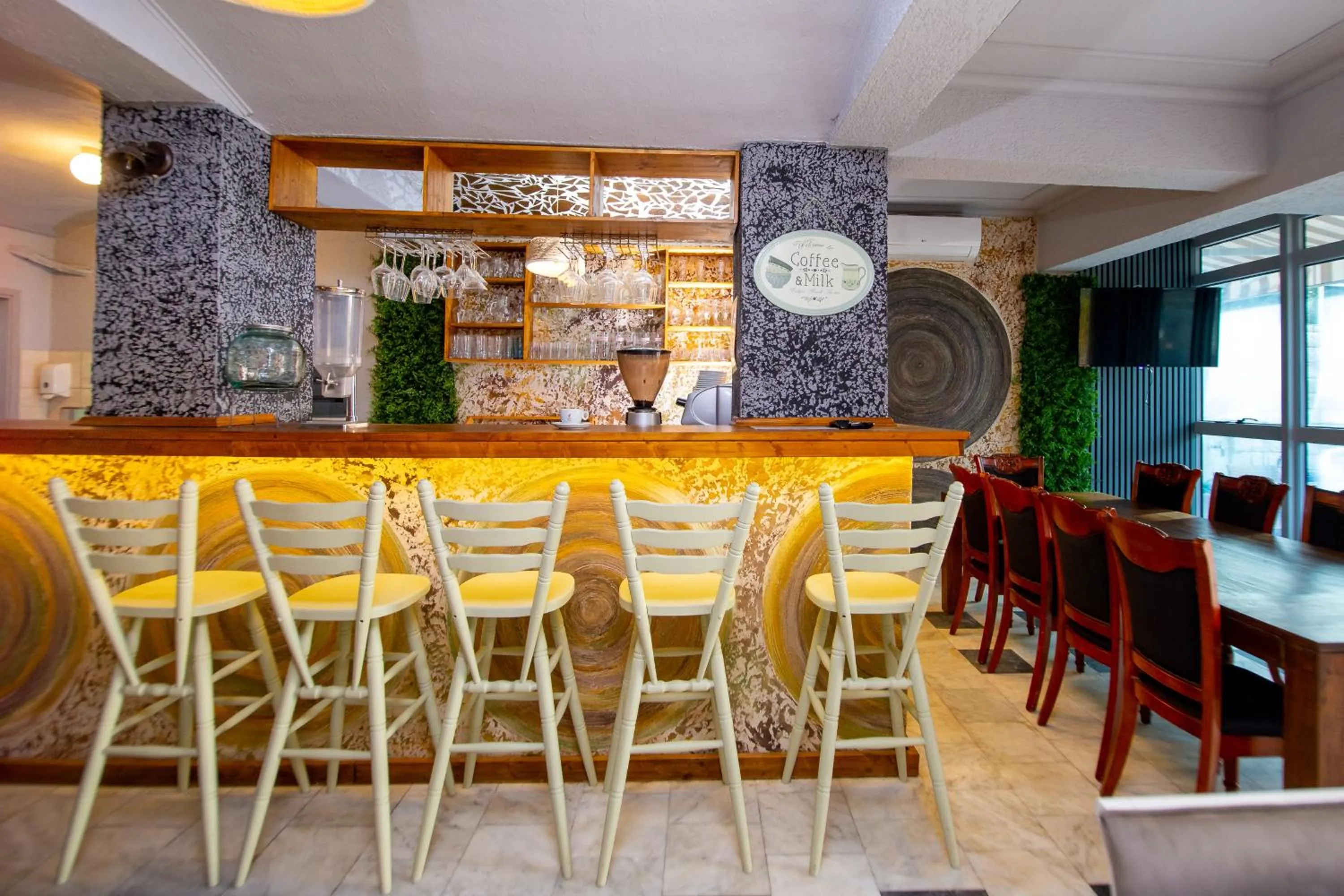 Restaurant/places to eat in New Hotel Kuč By Marvel