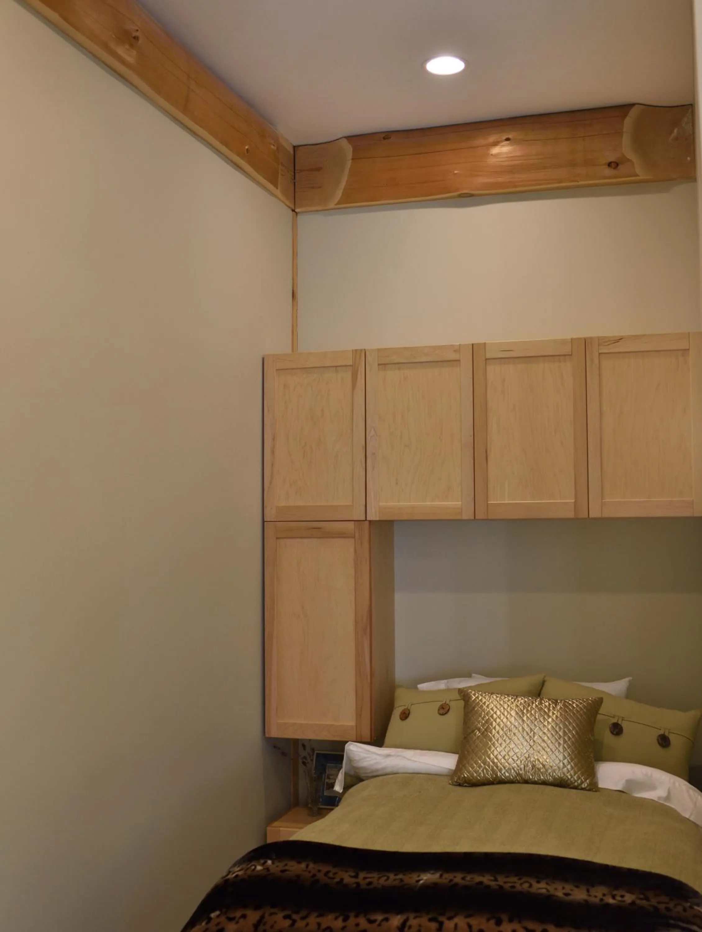 Bed in The Rockwell-Harrison Guest Lodge