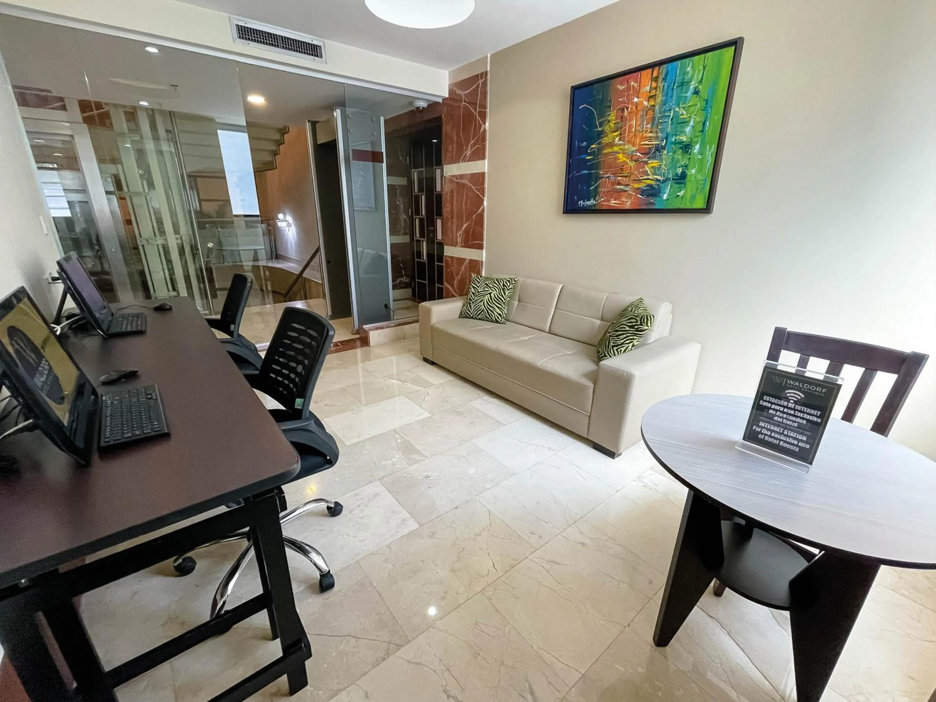 Living room in Waldorf Hotel