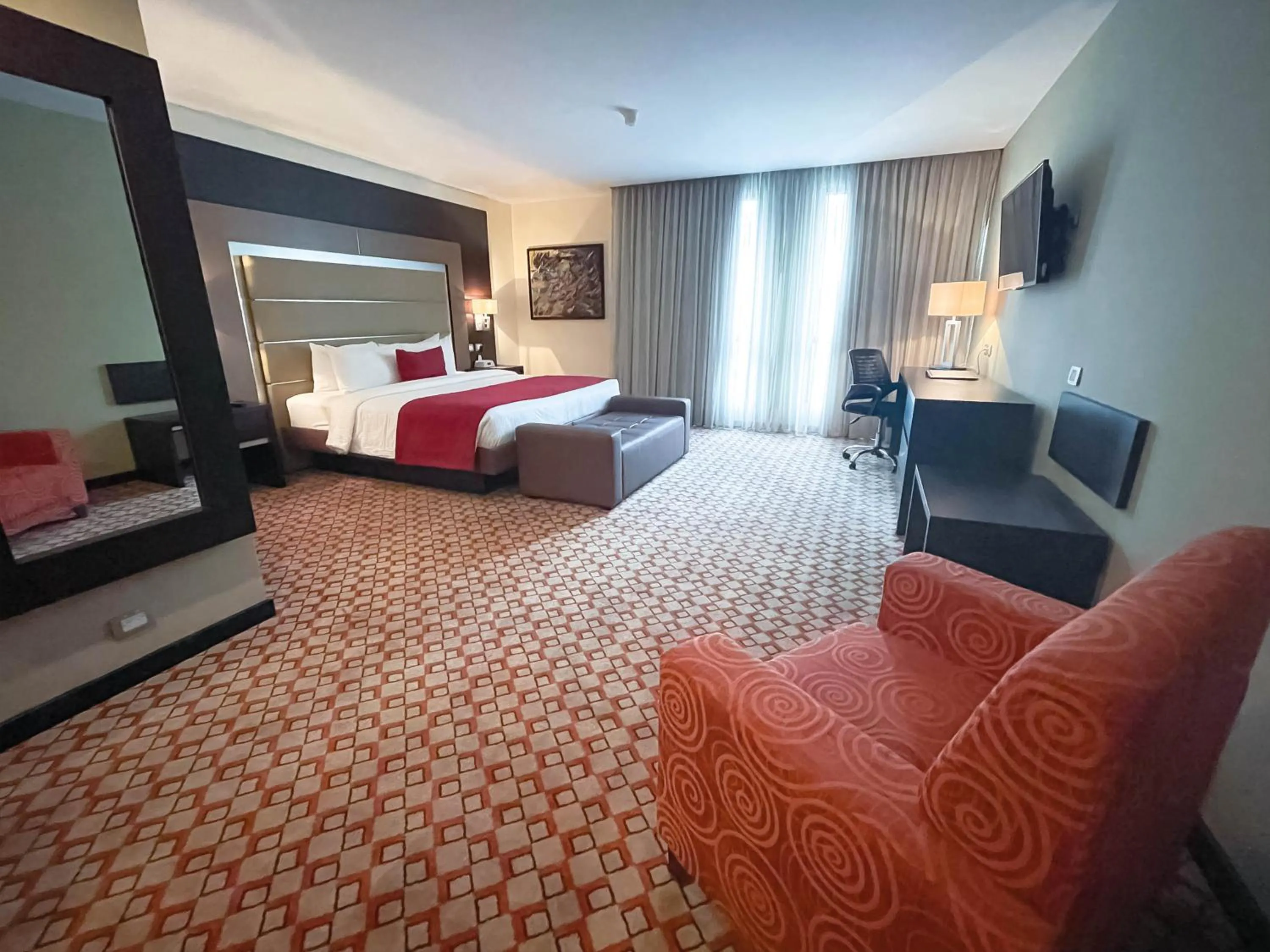 Living room, Bed in Waldorf Hotel