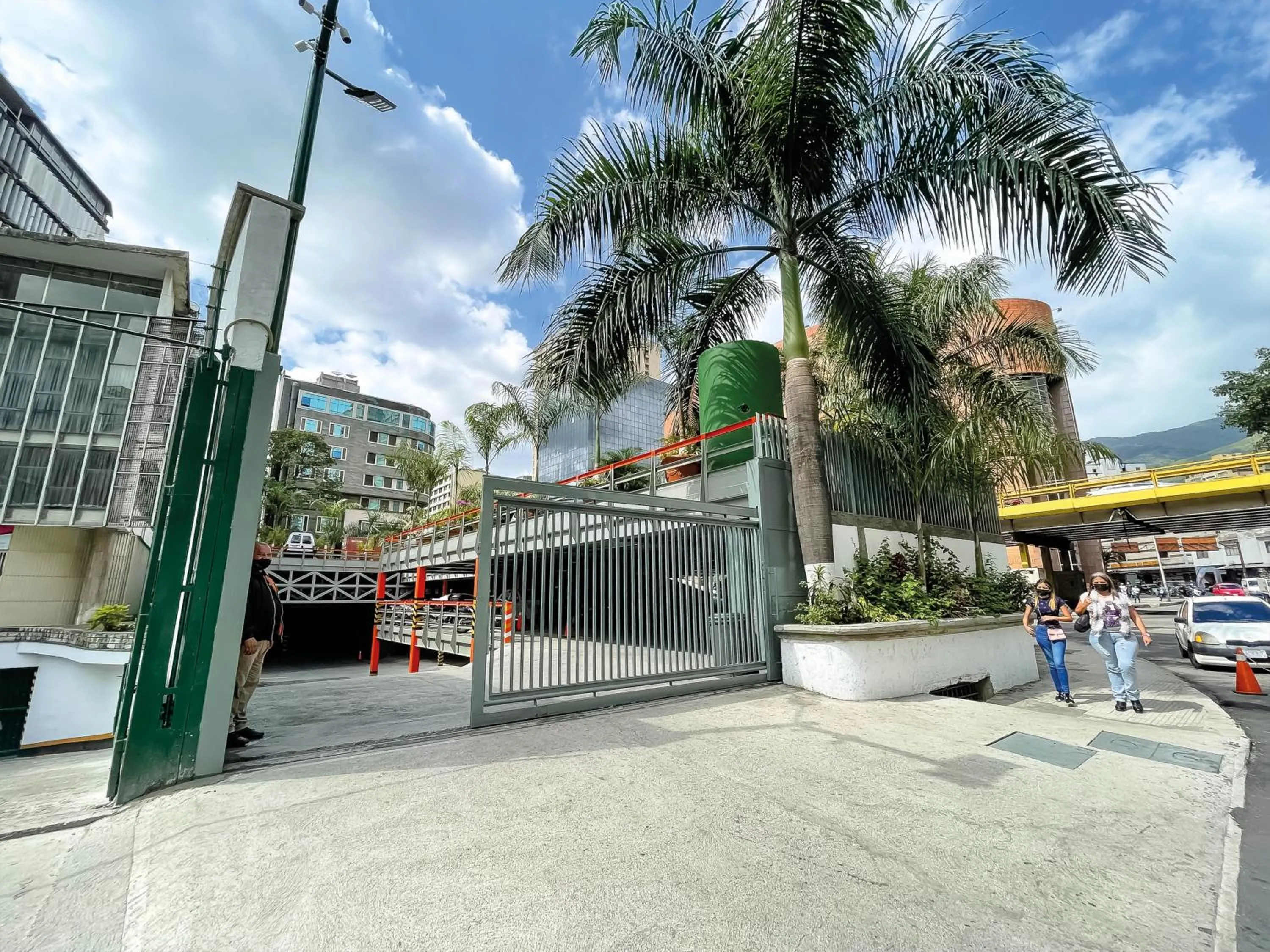 Parking in Waldorf Hotel