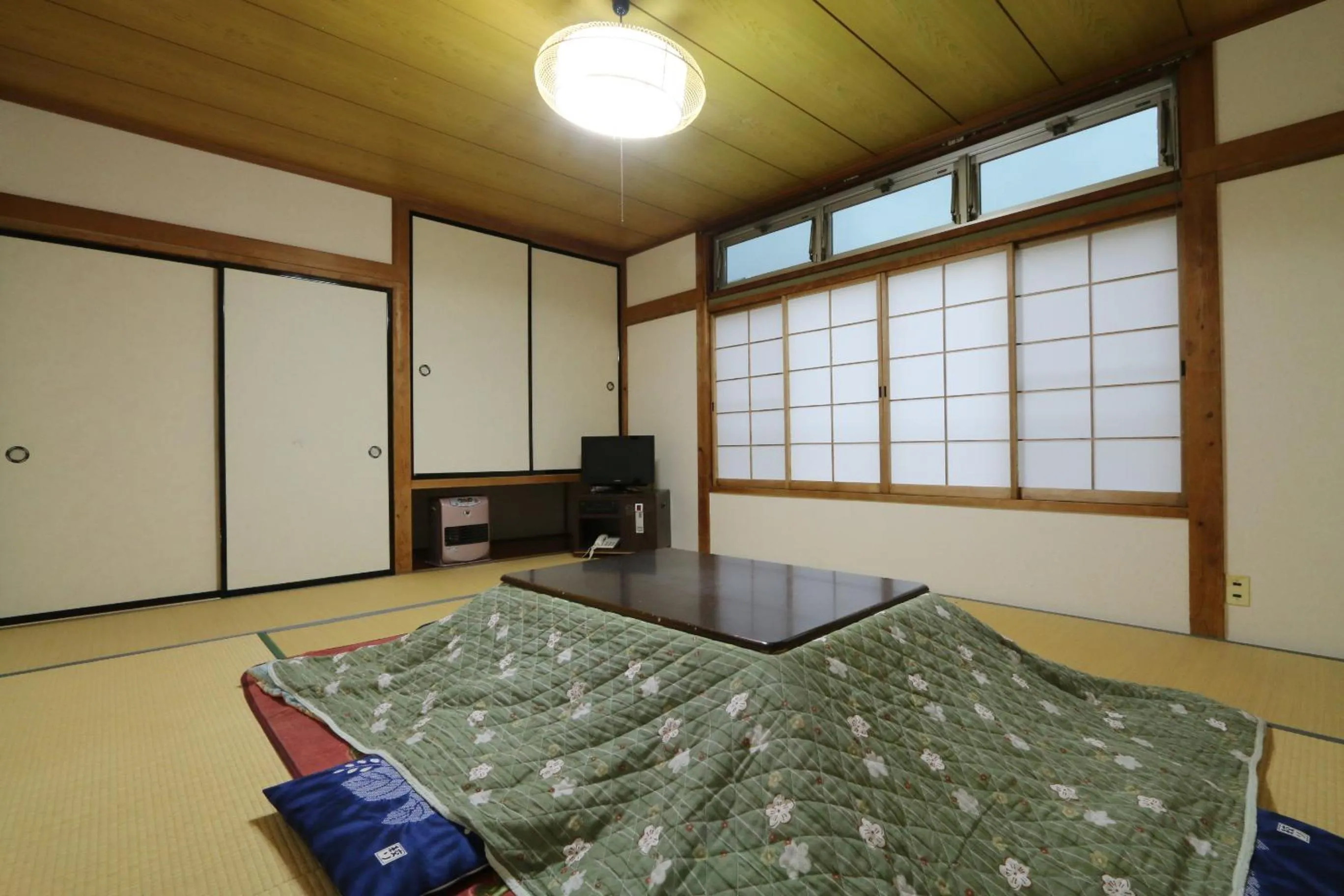 Photo of the whole room in Oze Shinkousou