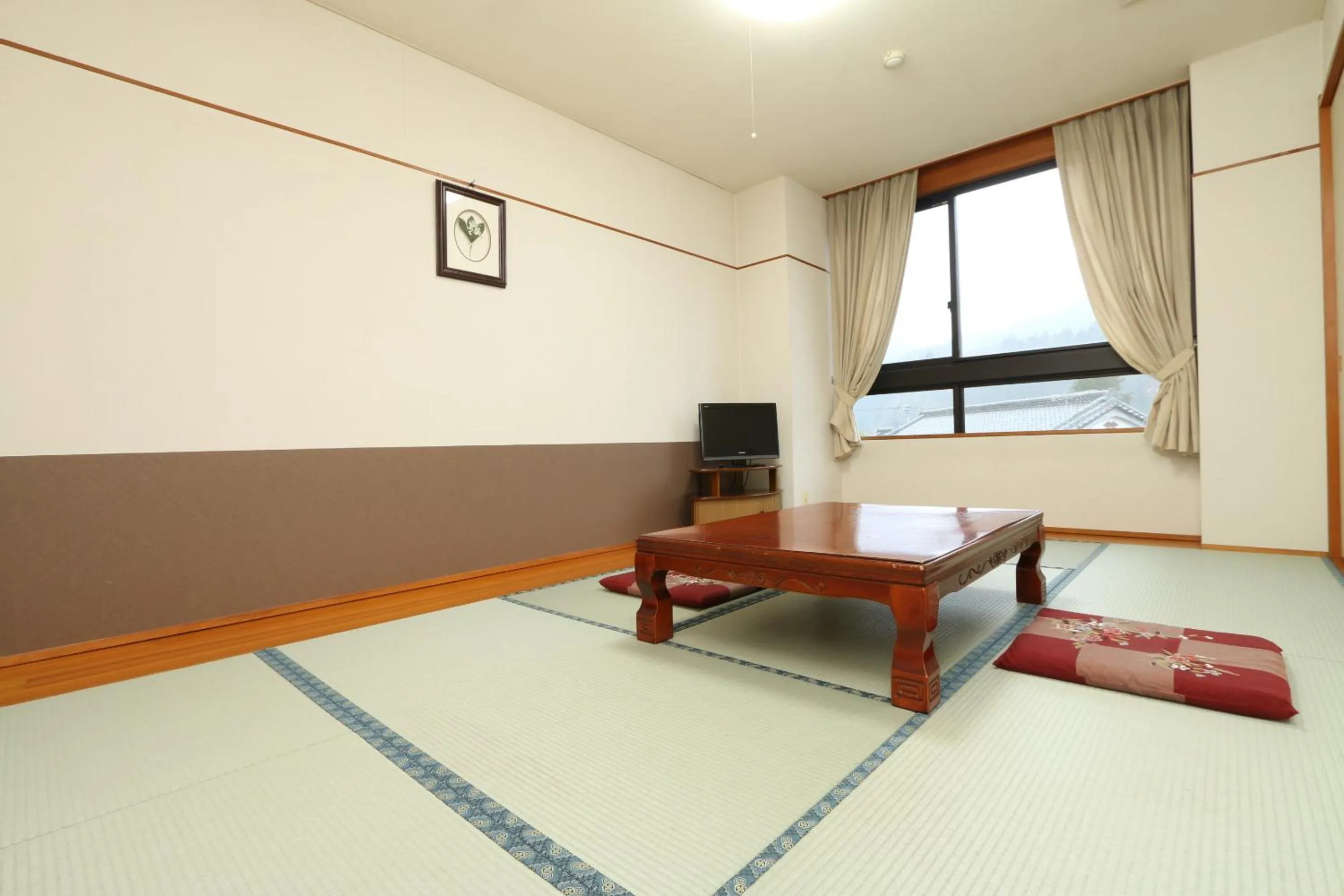 Photo of the whole room in Oze Shinkousou