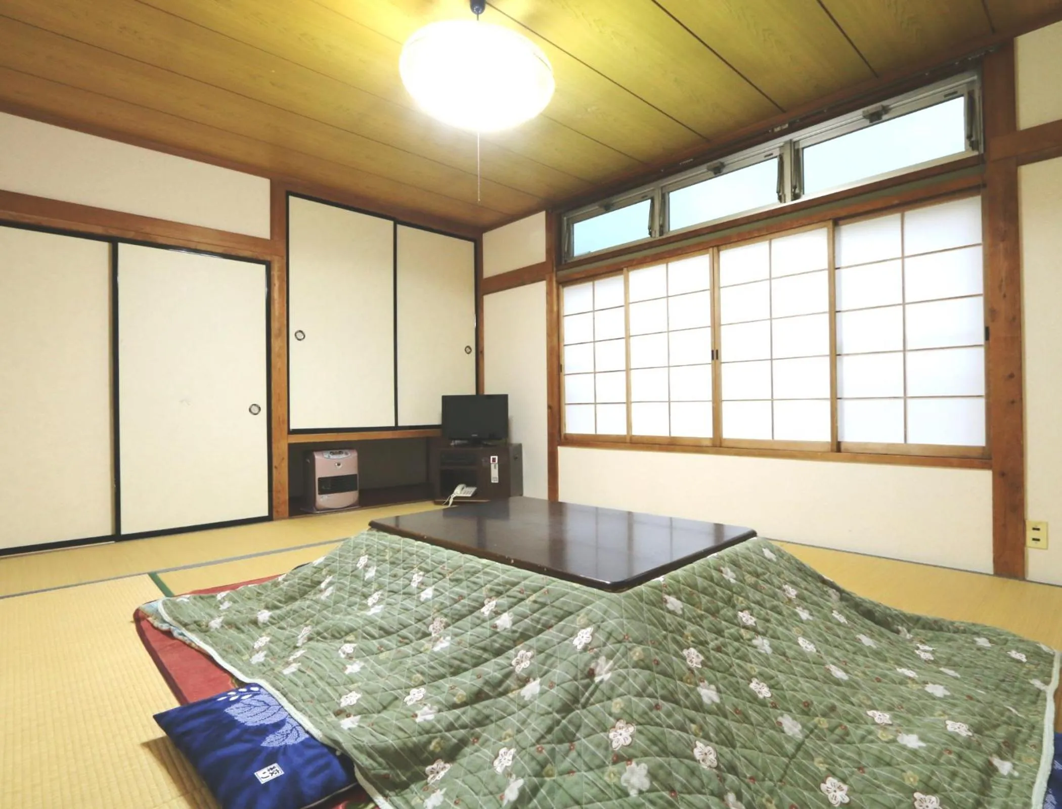 Photo of the whole room in Oze Shinkousou
