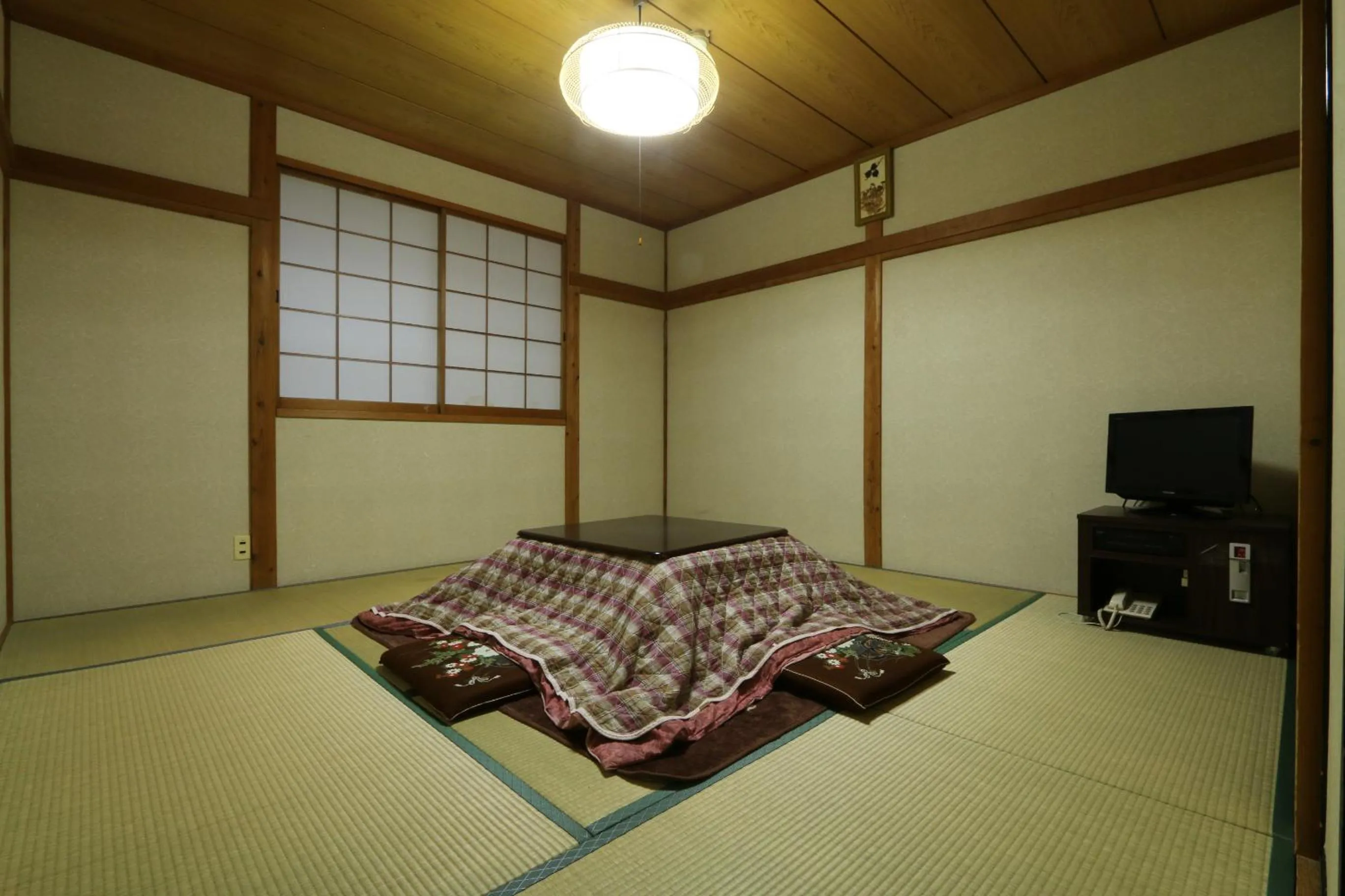 Photo of the whole room in Oze Shinkousou