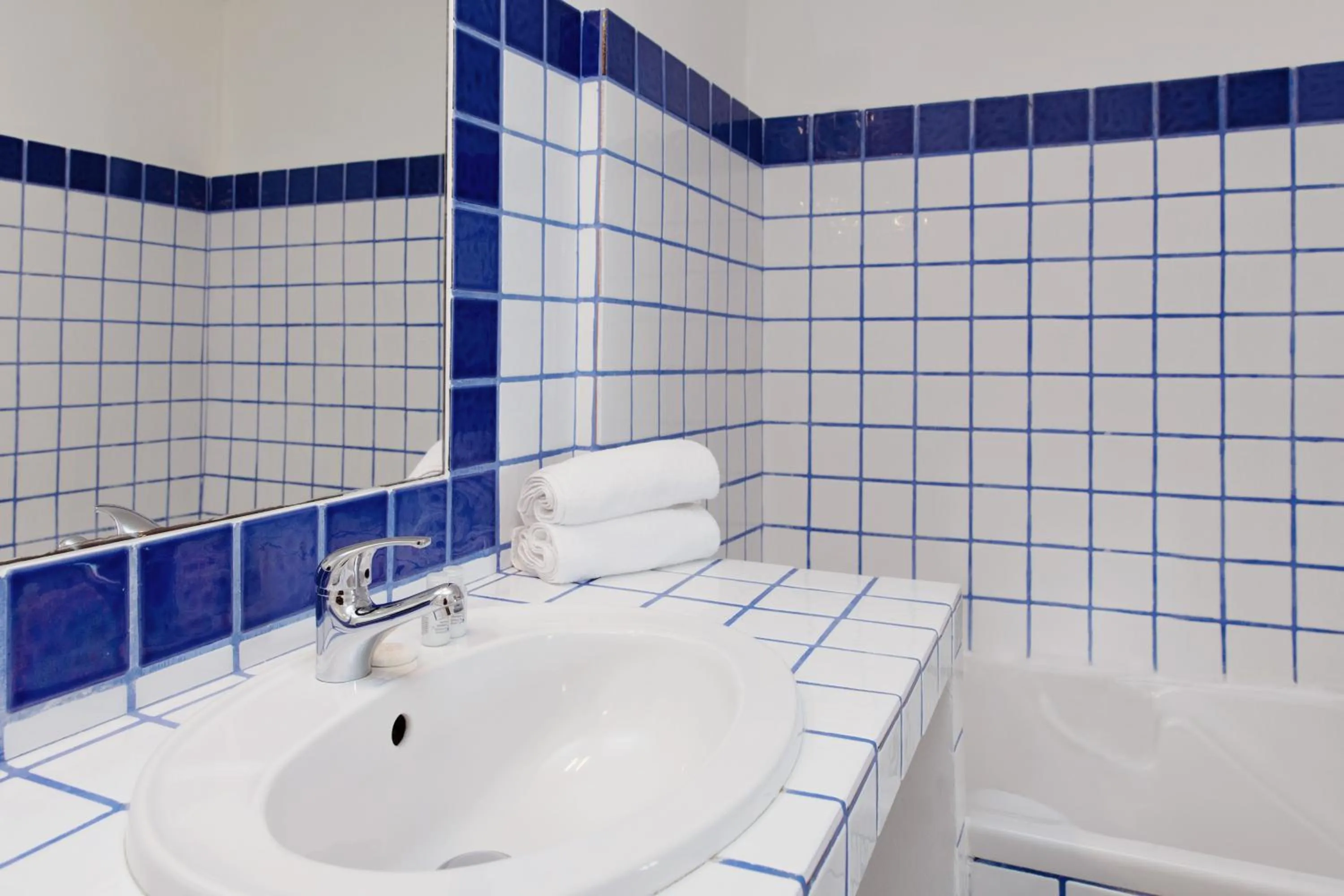 Bathroom in Coq Hotel