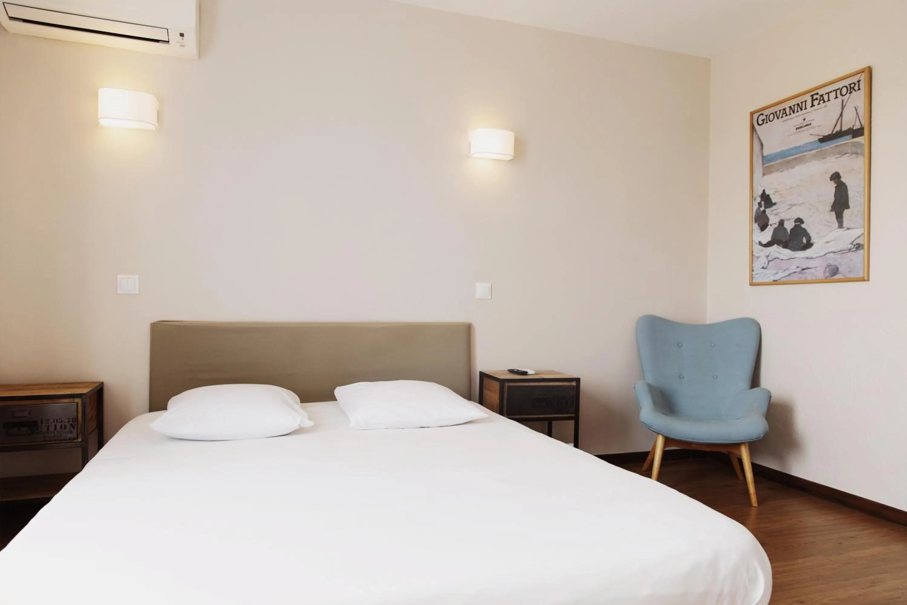 Photo of the whole room, Bed in Coq Hotel